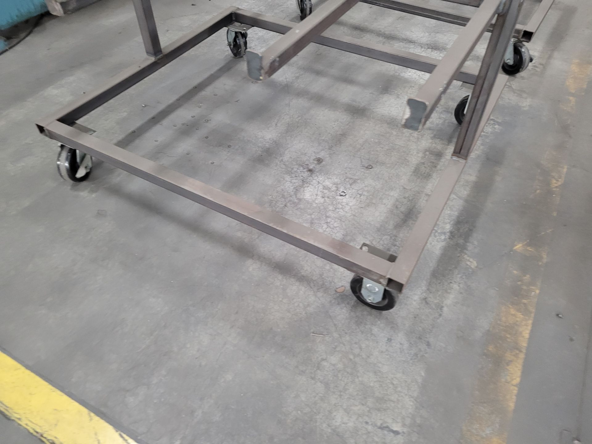 Steel cart on lockable casters w/ 2-sided, w/ 24 storage hooks (3 levels) w/ floor lock - Image 4 of 4