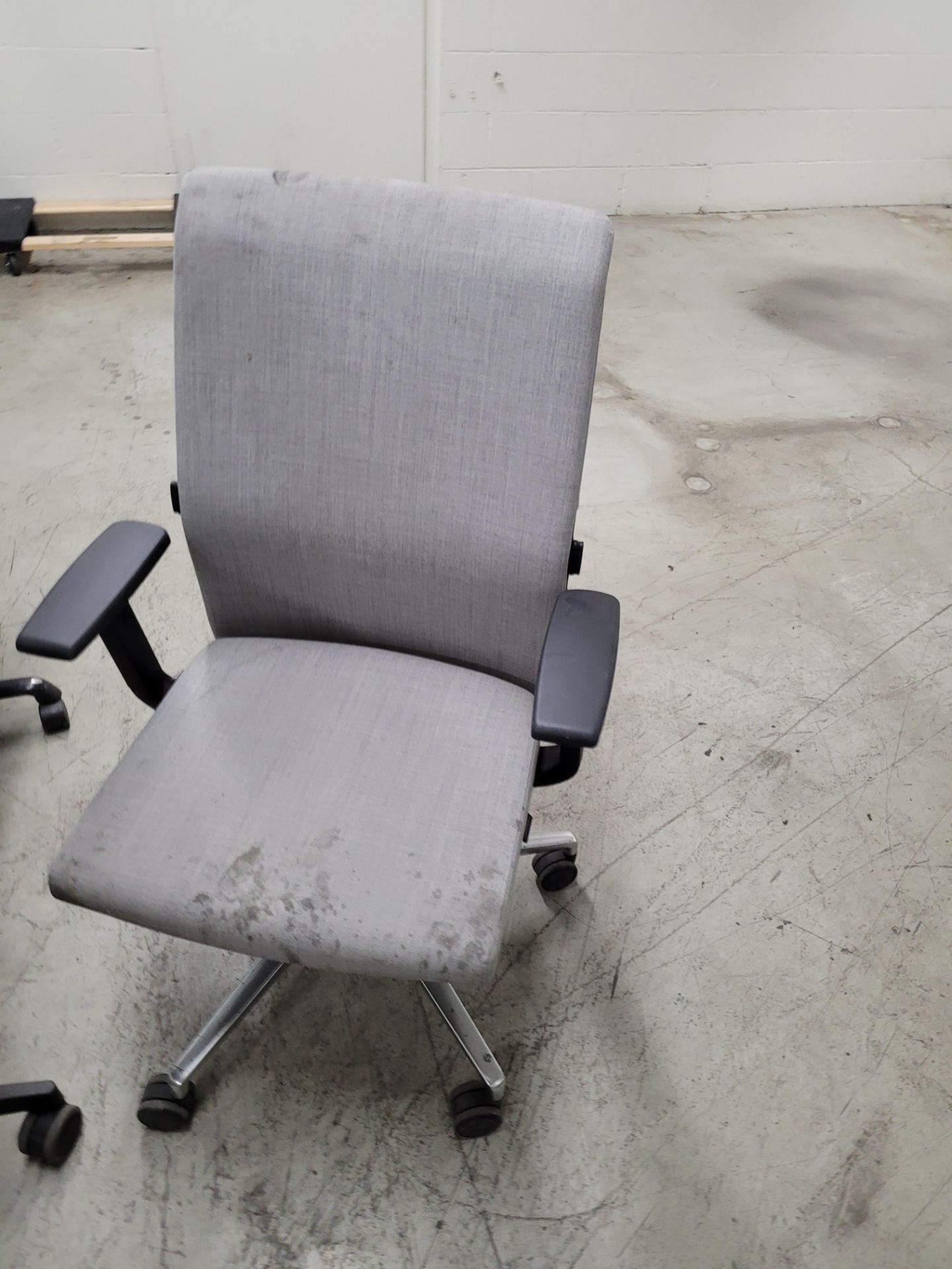 Lot of (4) adjustable rolling office chairs, high back - Image 4 of 5