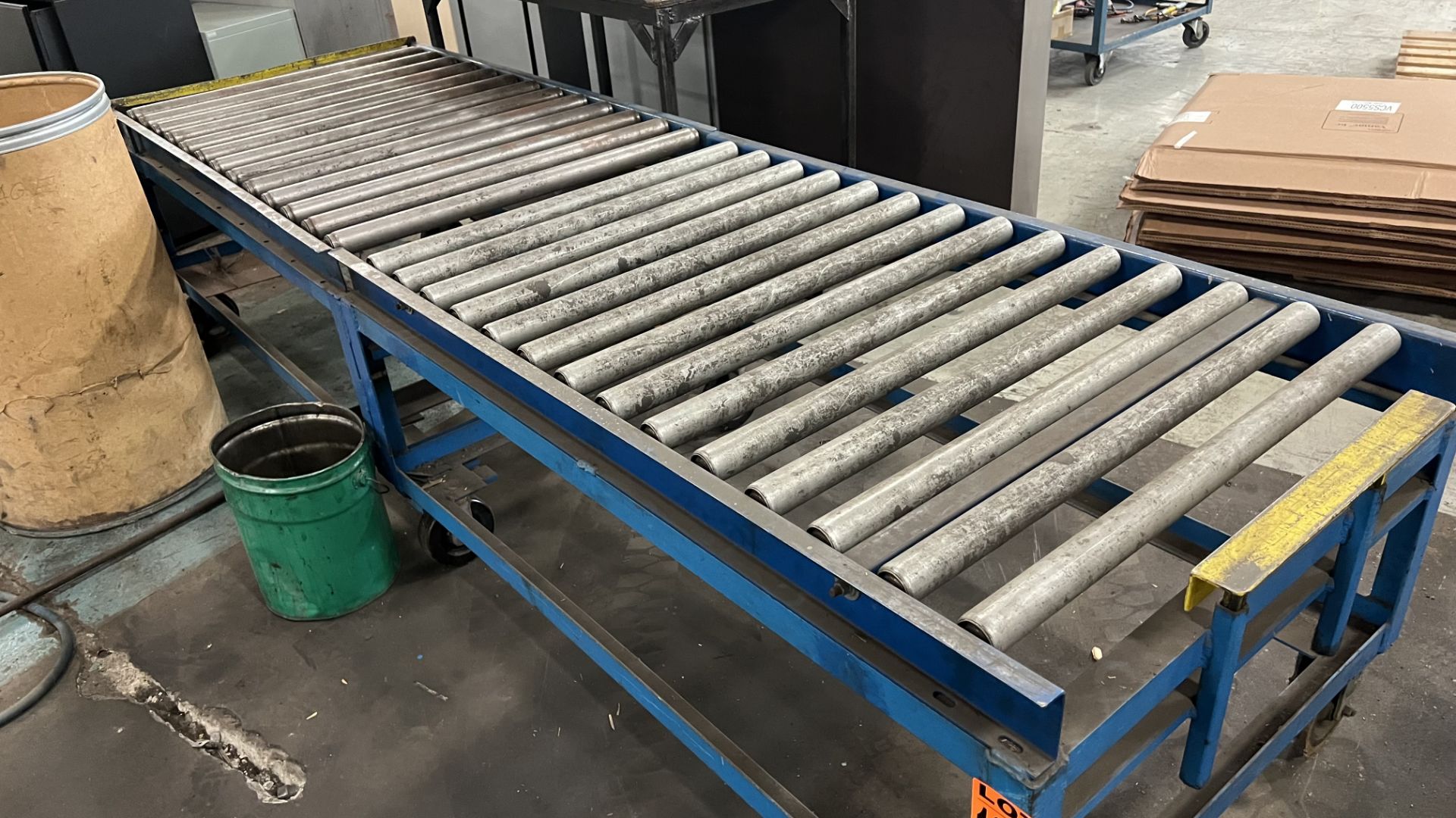 Steel frame mobile roller conveyor on 2 rail wheels and 4 casters