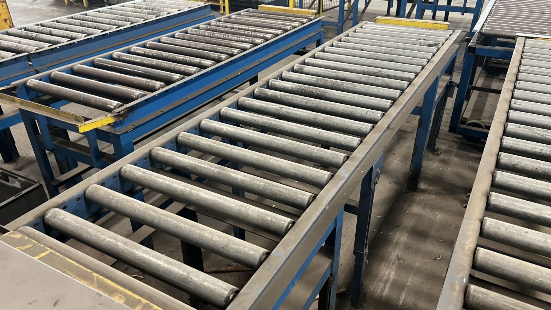 Lot of (6) mobile roller conveyors on steel frames, w/ adjustable bumper bars and incl. (1)mobile ro - Image 4 of 7