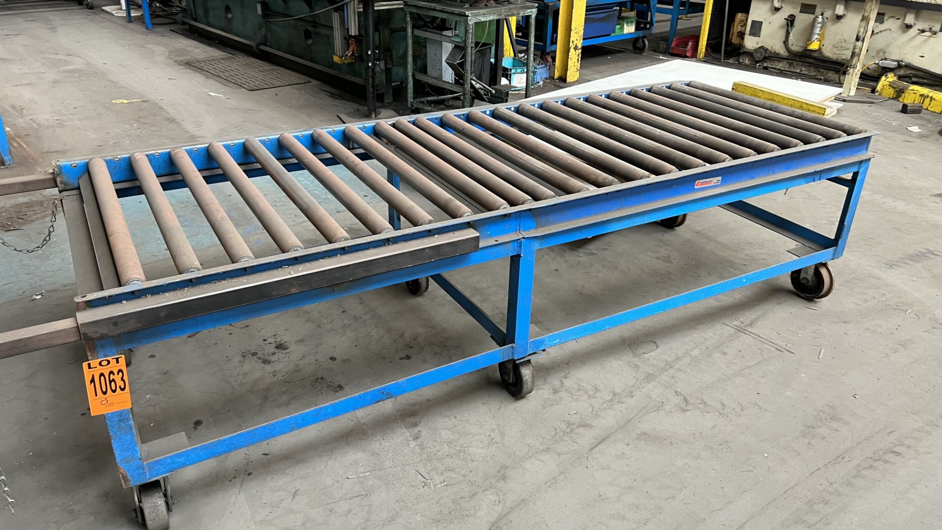 Steel frame mobile roller conveyor on 2 rail wheels and 4 casters