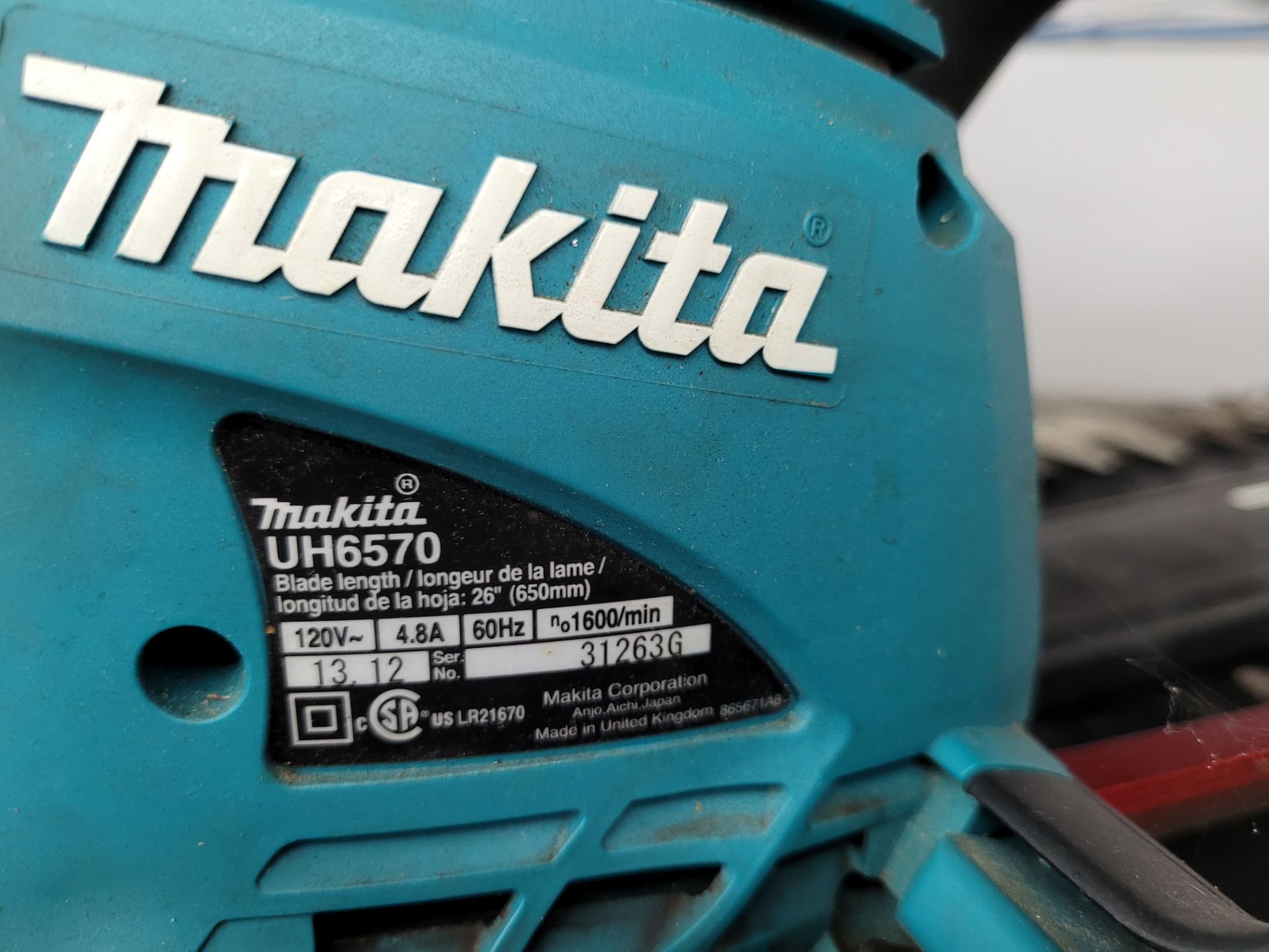 MAKITA corded electric hedge trimmer mod. UH6570, w/ Blade cover, 26" Blade length 120v, 4.8a, 60hz - Image 3 of 3