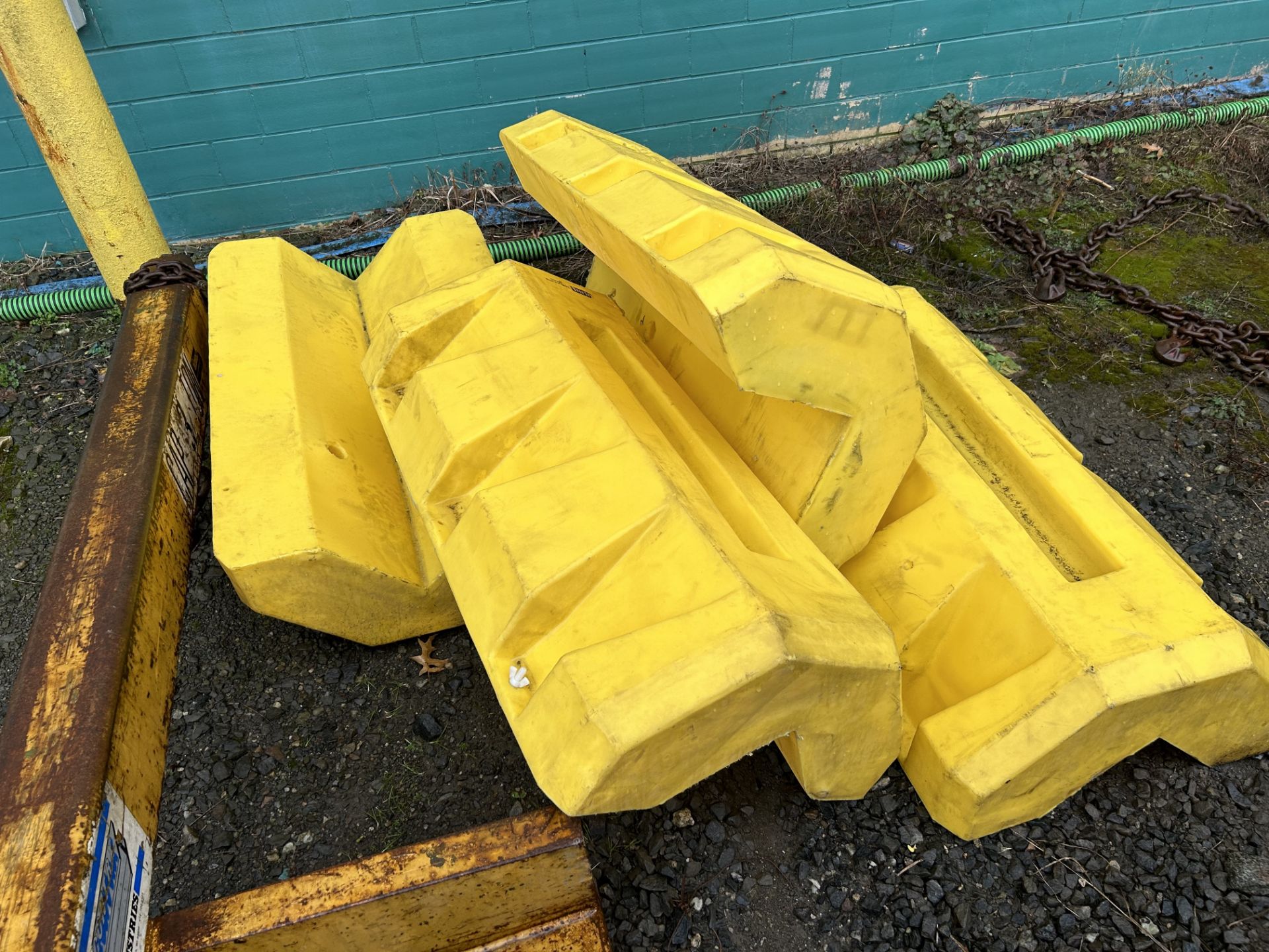 Lot of Column Barriers (ETW54) - Image 2 of 2