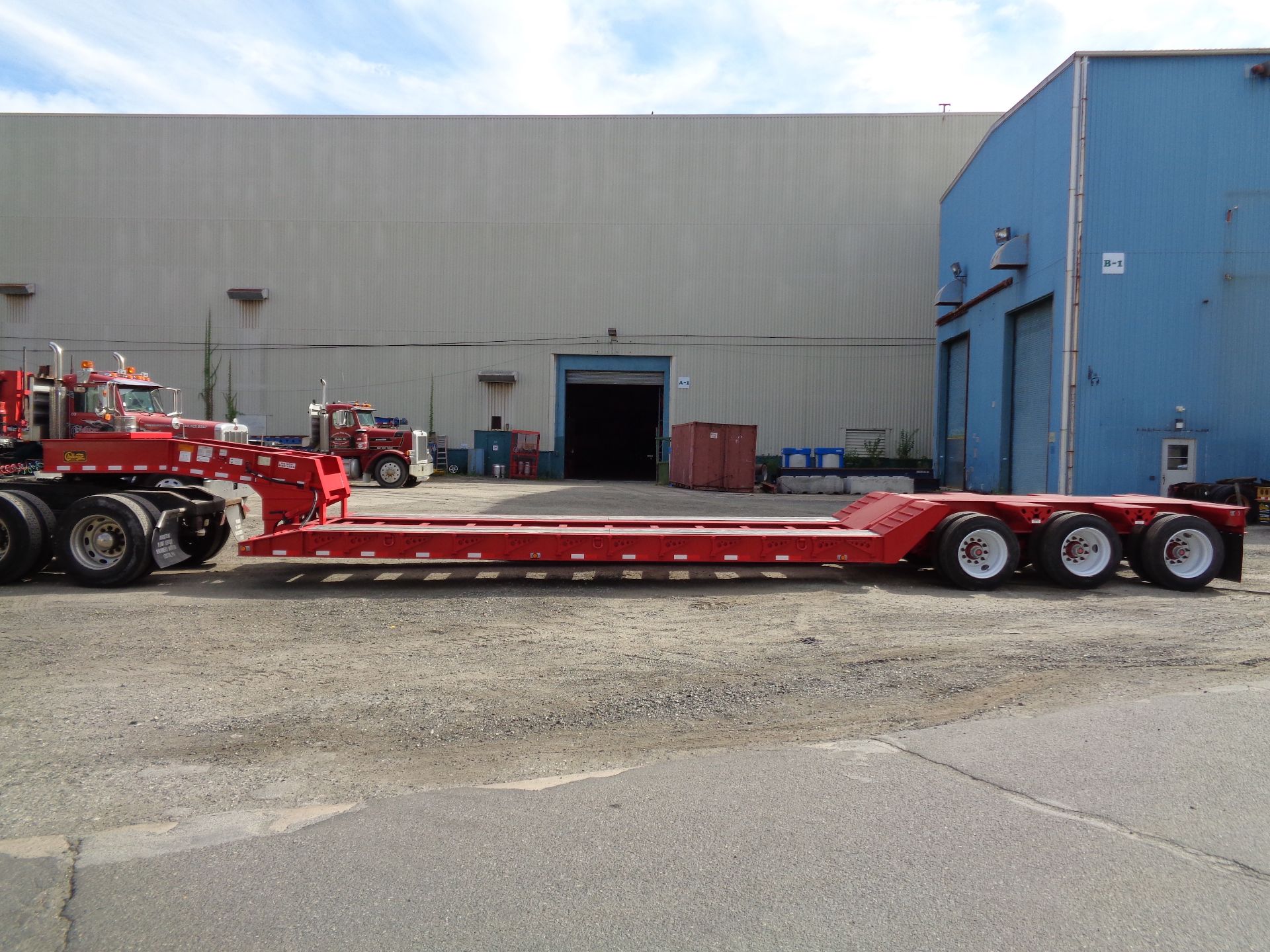 NEW 2022 Witzco RG52 Detachable Gooseneck Trailer - Image 3 of 10