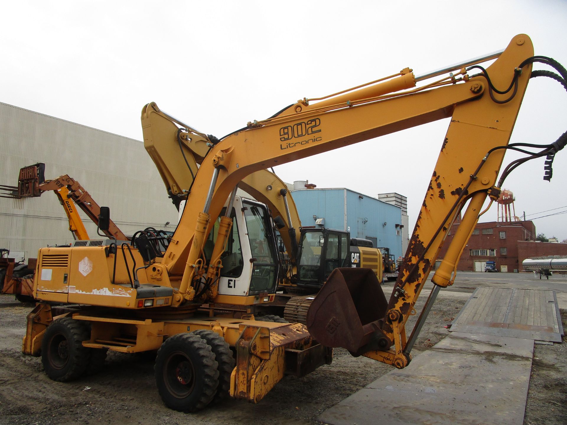 Liebherr A902 Litronic Hydraulic Wheel Excavator - Image 5 of 8