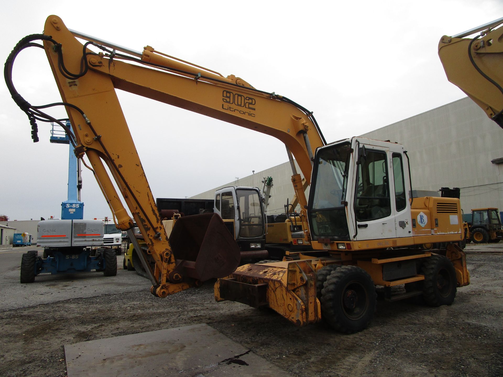 Liebherr A902 Litronic Hydraulic Wheel Excavator - Image 2 of 8