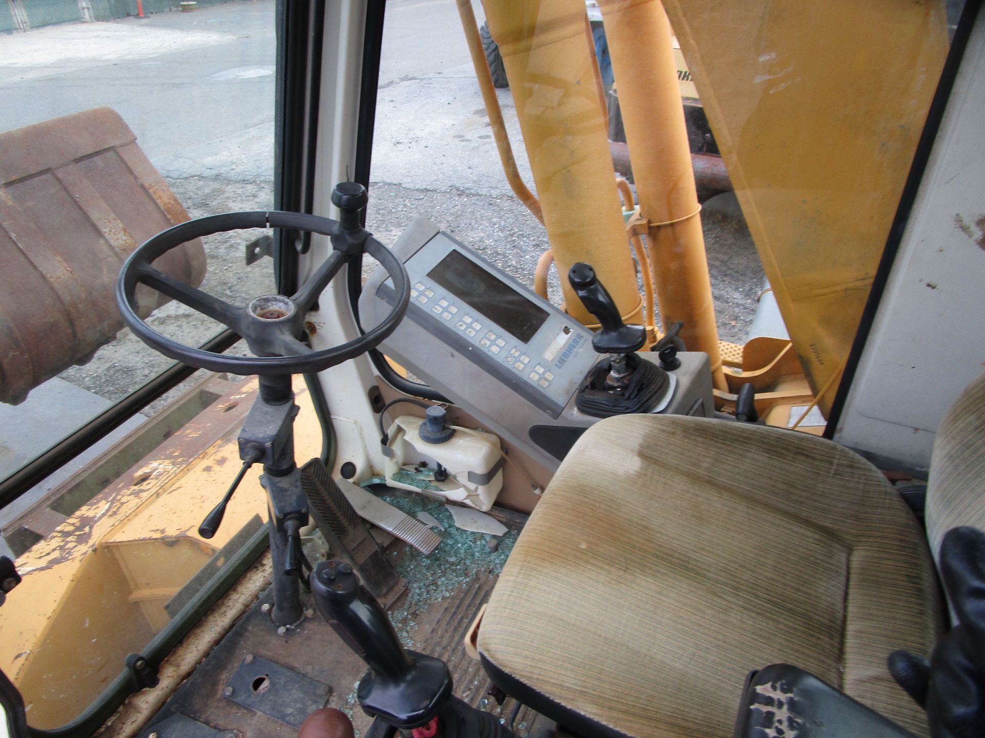 Liebherr A902 Litronic Hydraulic Wheel Excavator - Image 7 of 8