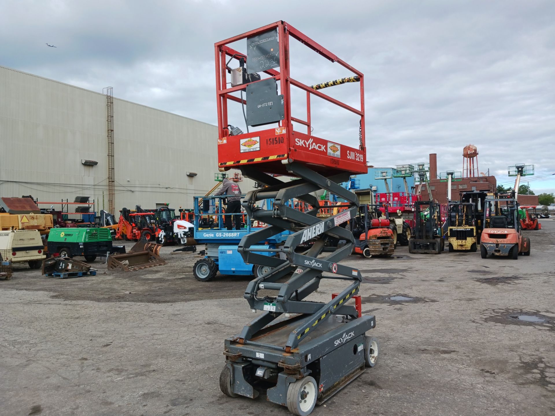 2014 Skyjack SJIII3219 Scissor Lift - Lester, PA - Image 9 of 16