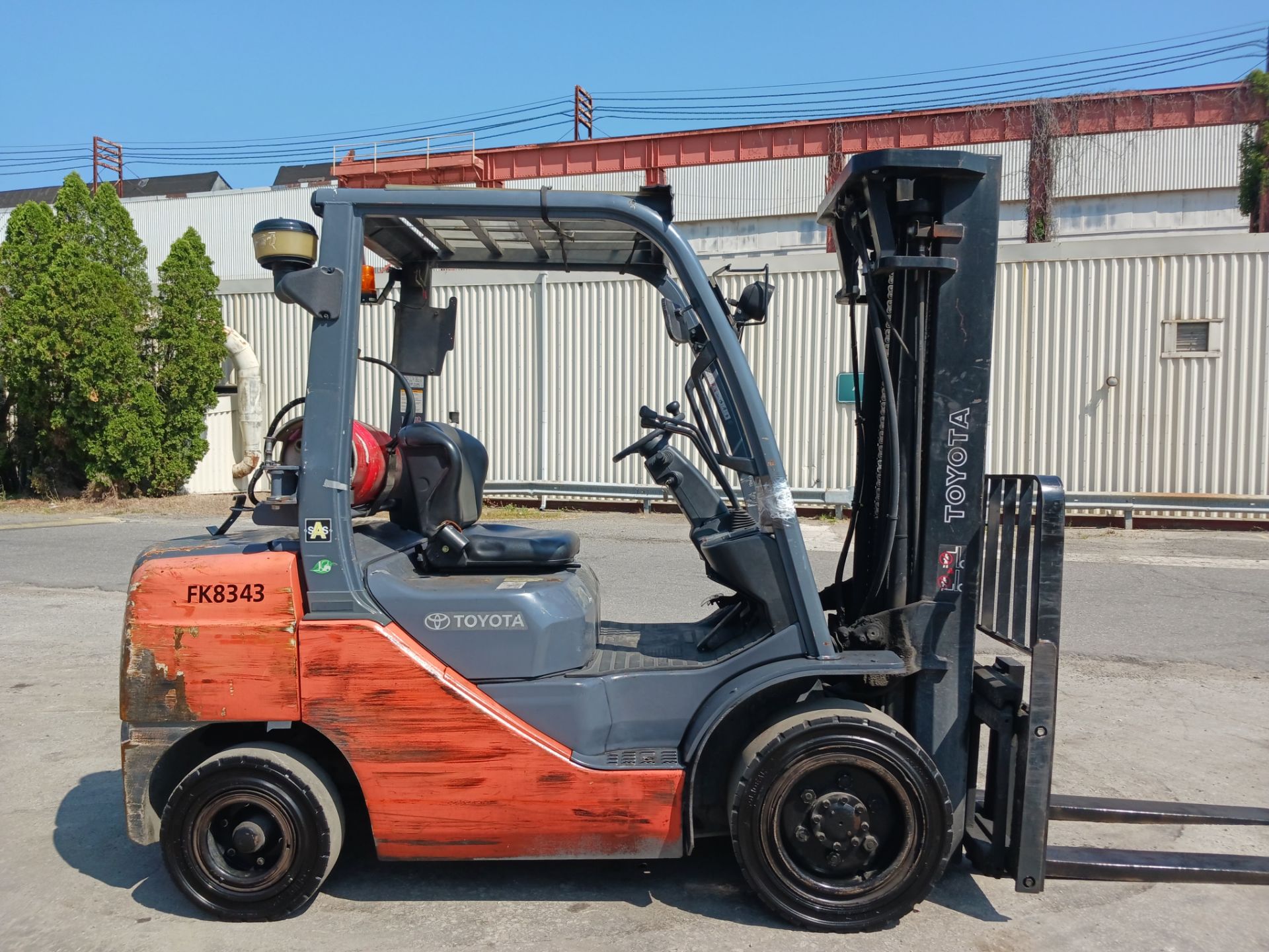 Toyota 8FGU30 6,000 lb Forklift - Lester, PA - Image 4 of 13