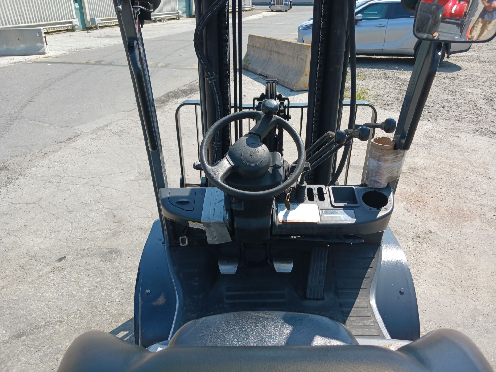 Toyota 8FGU30 6,000 lb Forklift - Lester, PA - Image 11 of 13