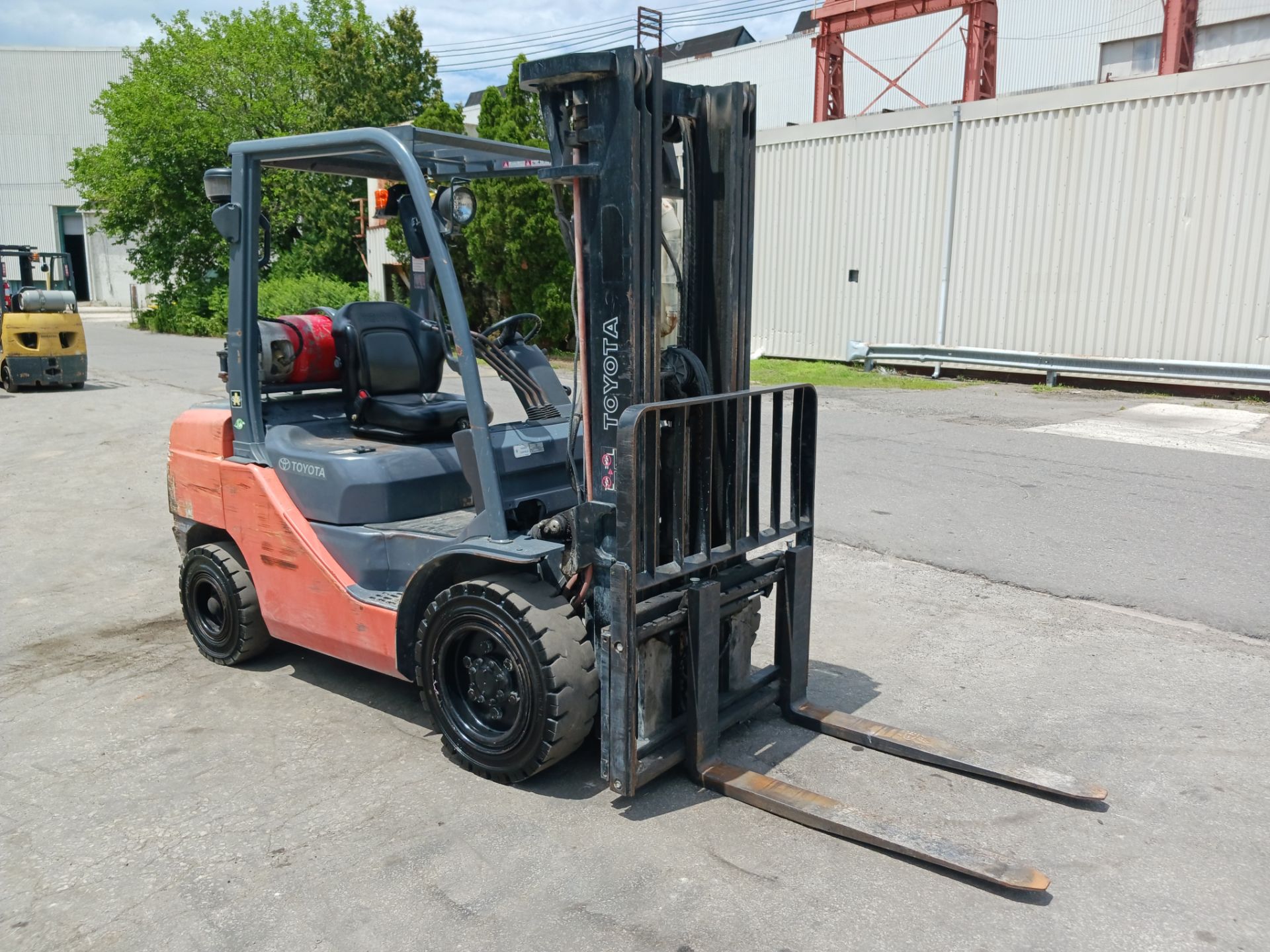 Toyota 8FGU30 6,000 lb Forklift - Image 5 of 13