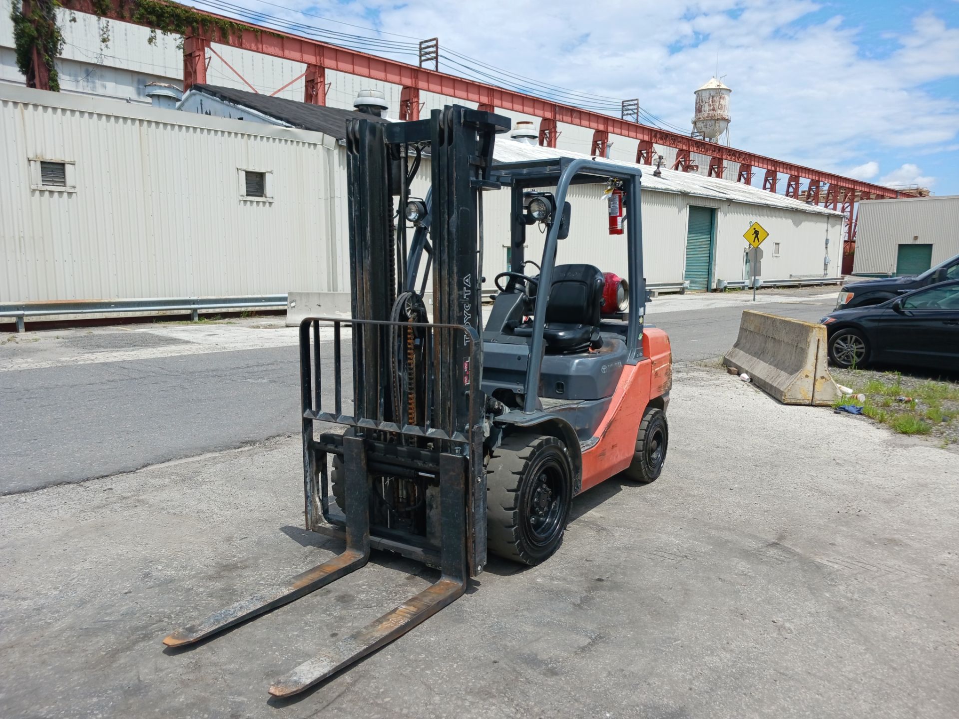 Toyota 8FGU30 6,000 lb Forklift - Image 3 of 13