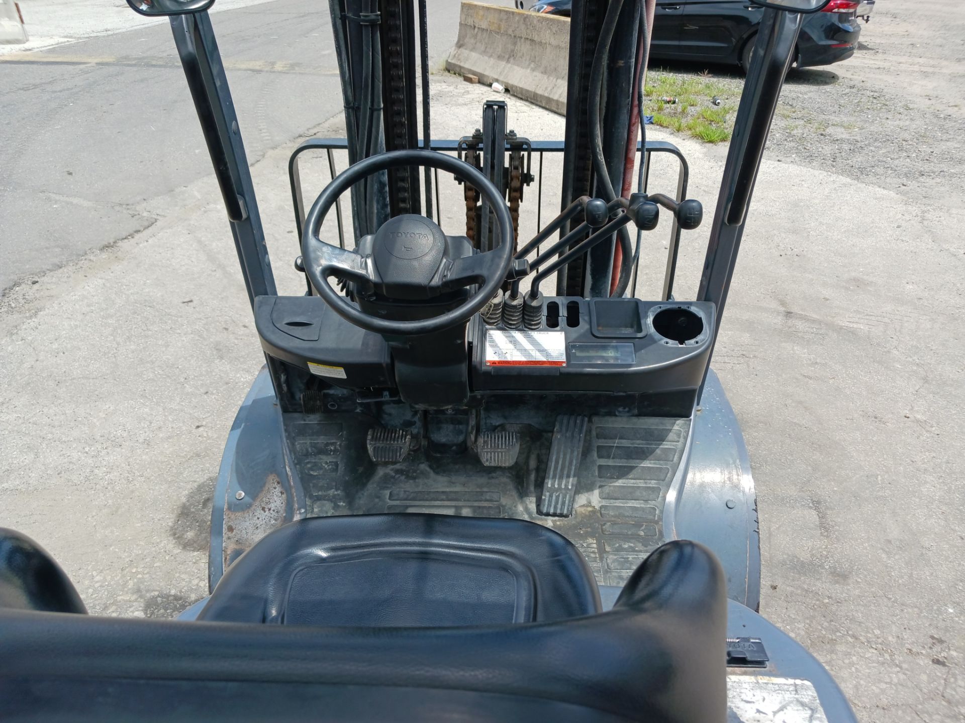 Toyota 8FGU30 6,000 lb Forklift - Image 10 of 13