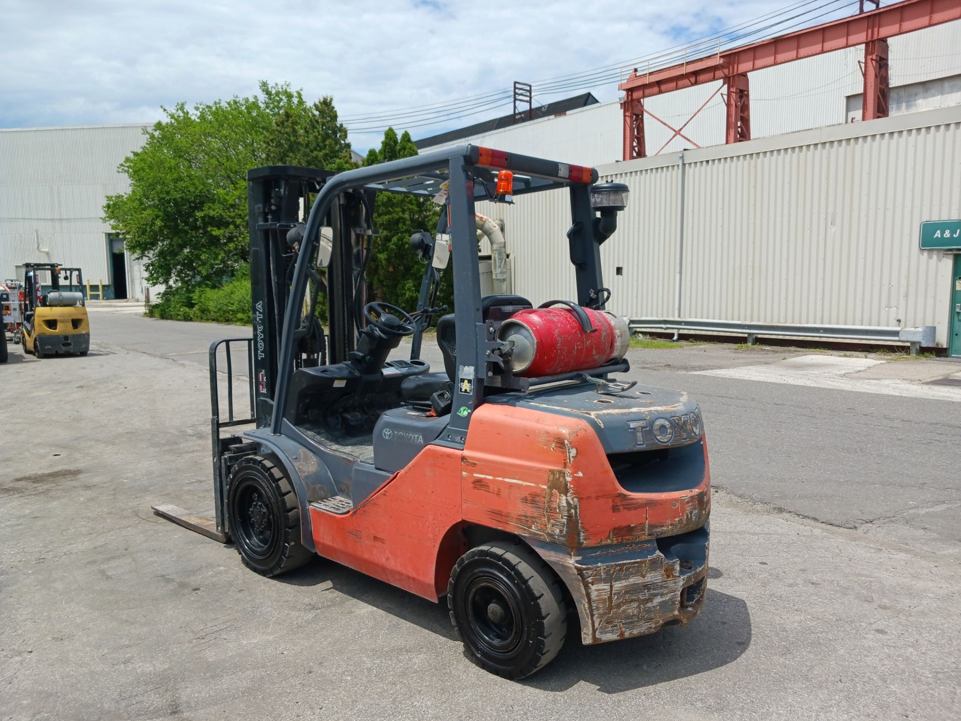 Toyota 8FGU30 6,000 lb Forklift - Image 2 of 13