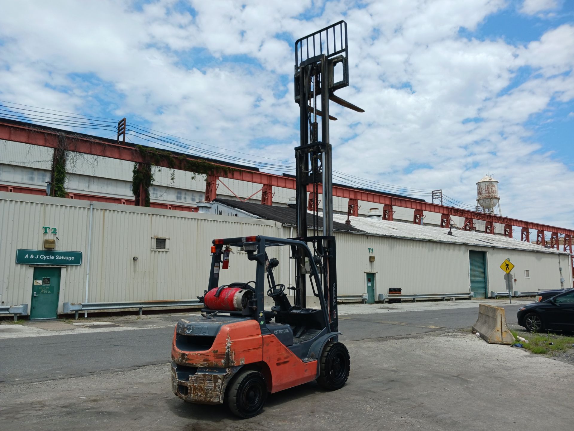 Toyota 8FGU30 6,000 lb Forklift - Image 9 of 13