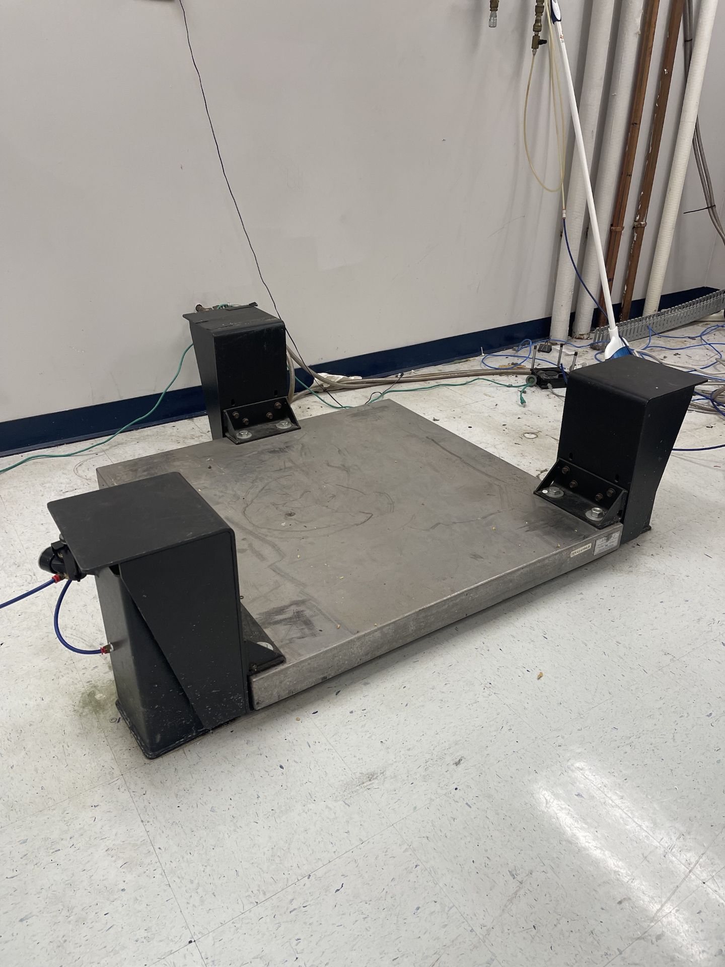 Vibration Isolation Table (ETW82) - Image 3 of 10