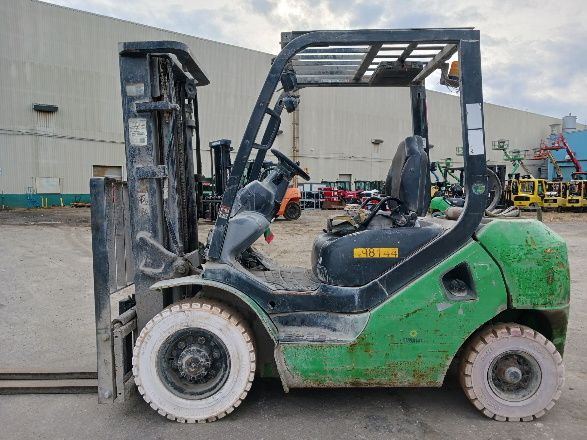 Komatsu FG25T-16 5,000lb Forklift - Image 4 of 11