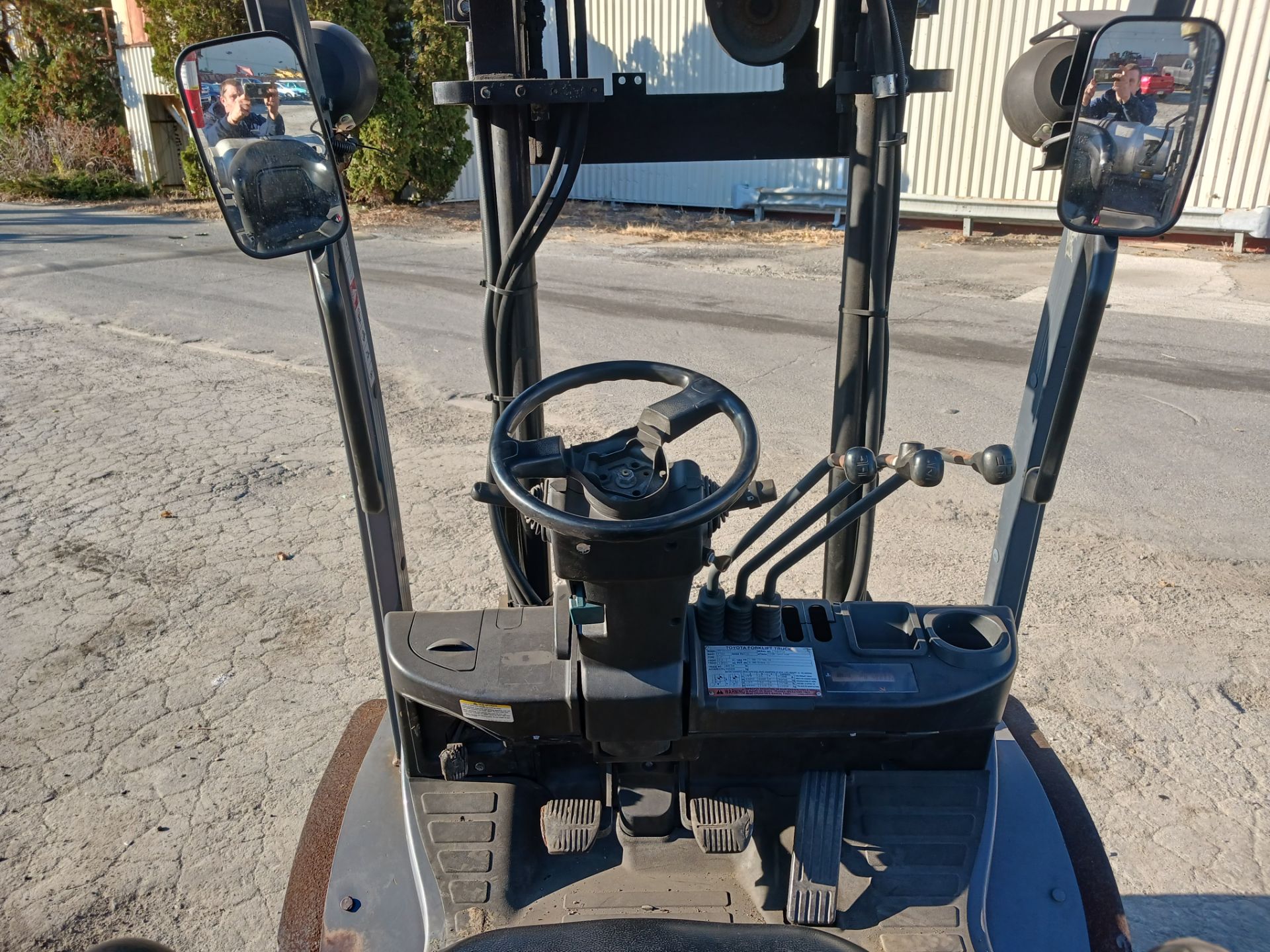 Toyota 8FGU25 5,000lb Forklift - Image 11 of 18