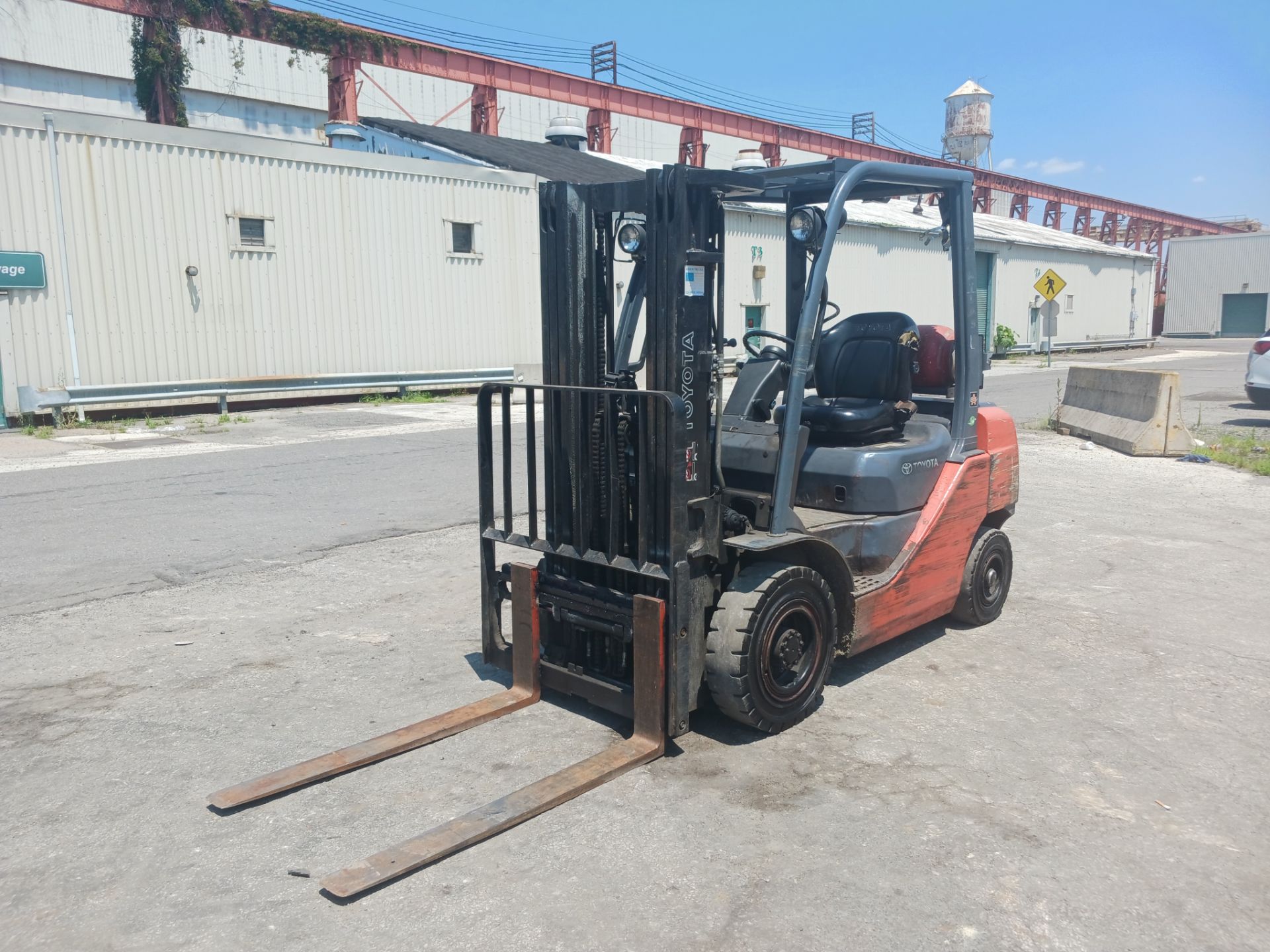 Toyota 8FGU25 5,000lb Forklift - Image 6 of 13