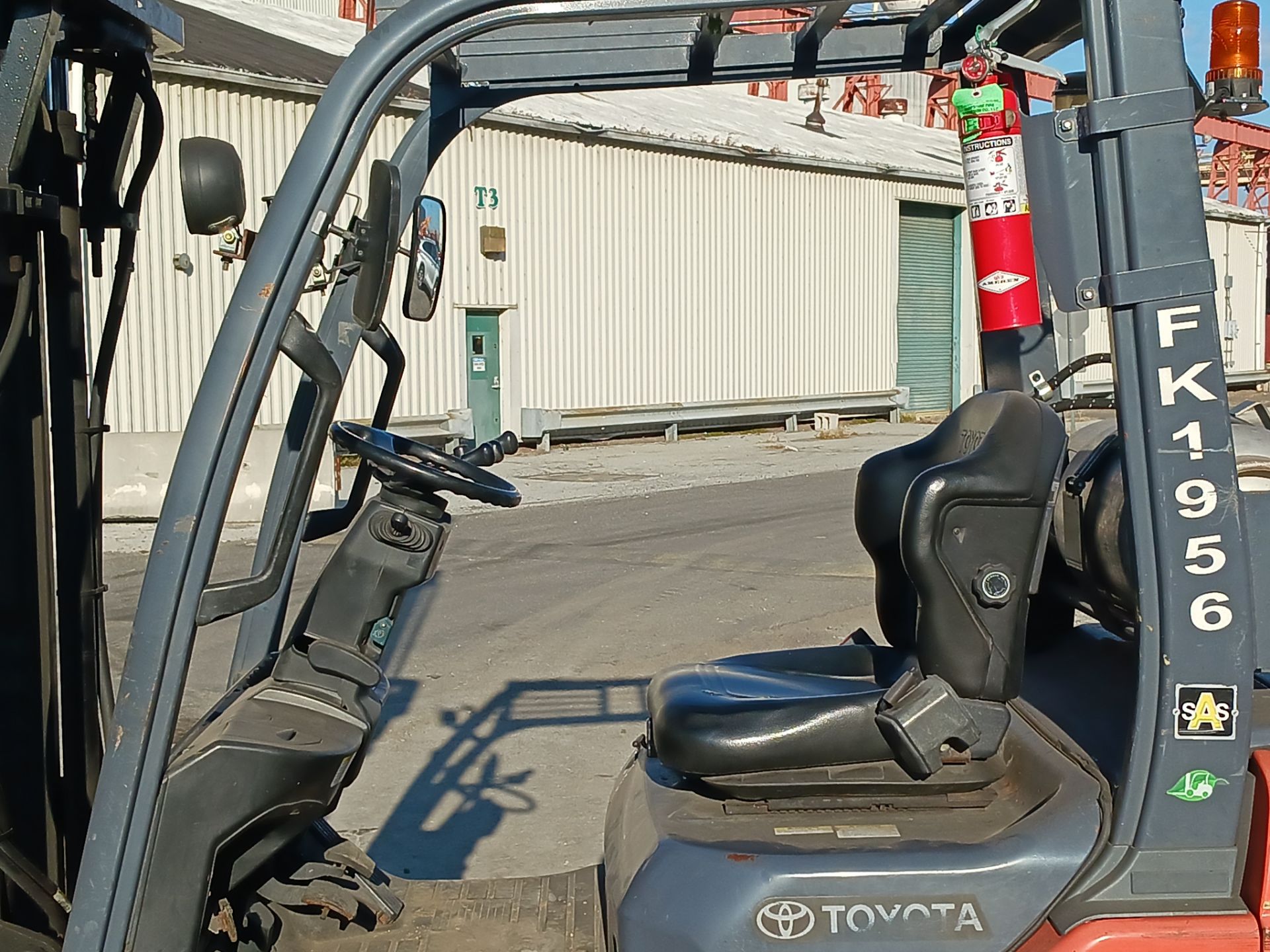 Toyota 8FGU25 5,000lb Forklift - Image 10 of 18