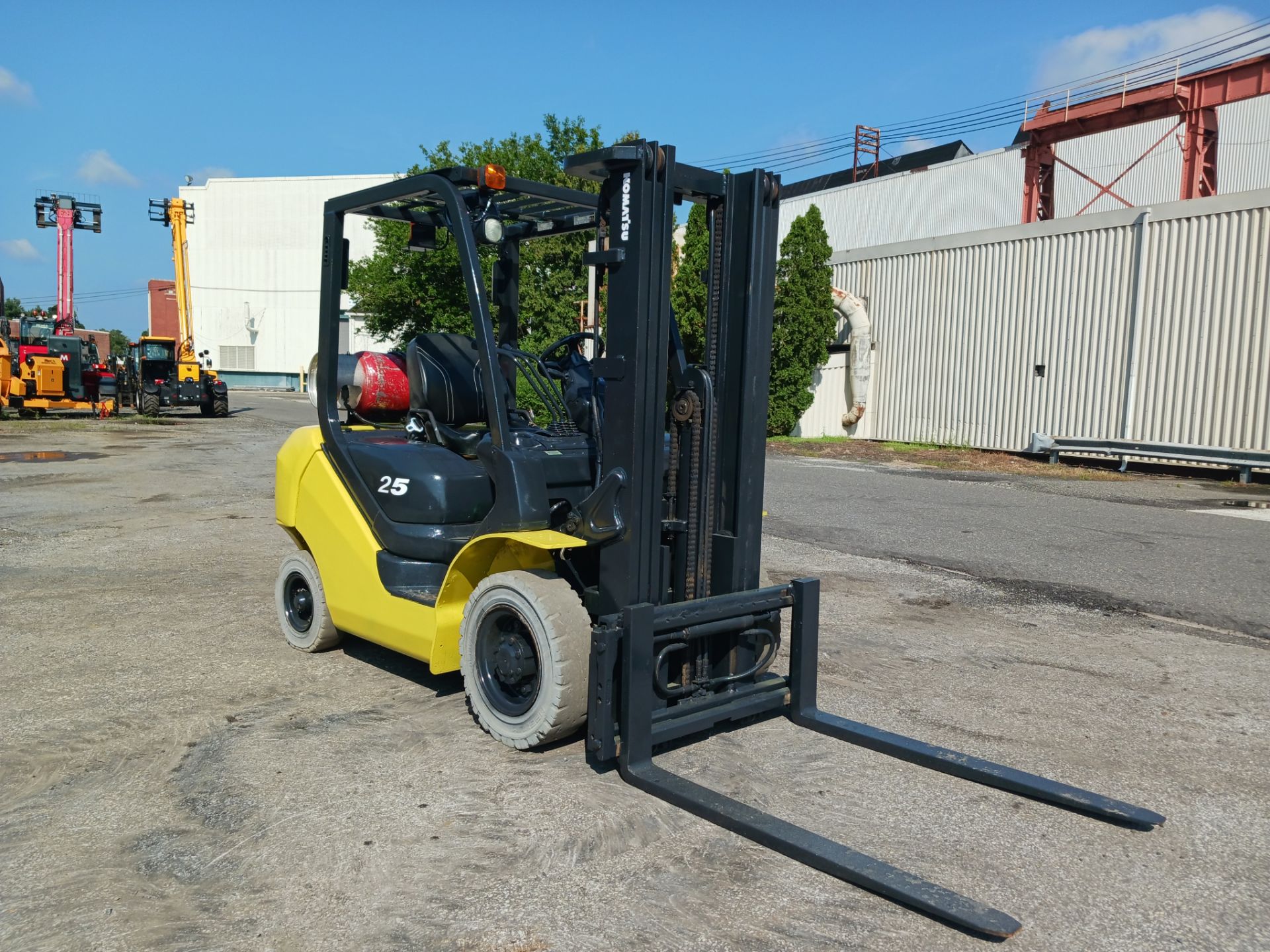 2011 Komatsu FG25T-16 5,000lb Forklift - Image 3 of 11