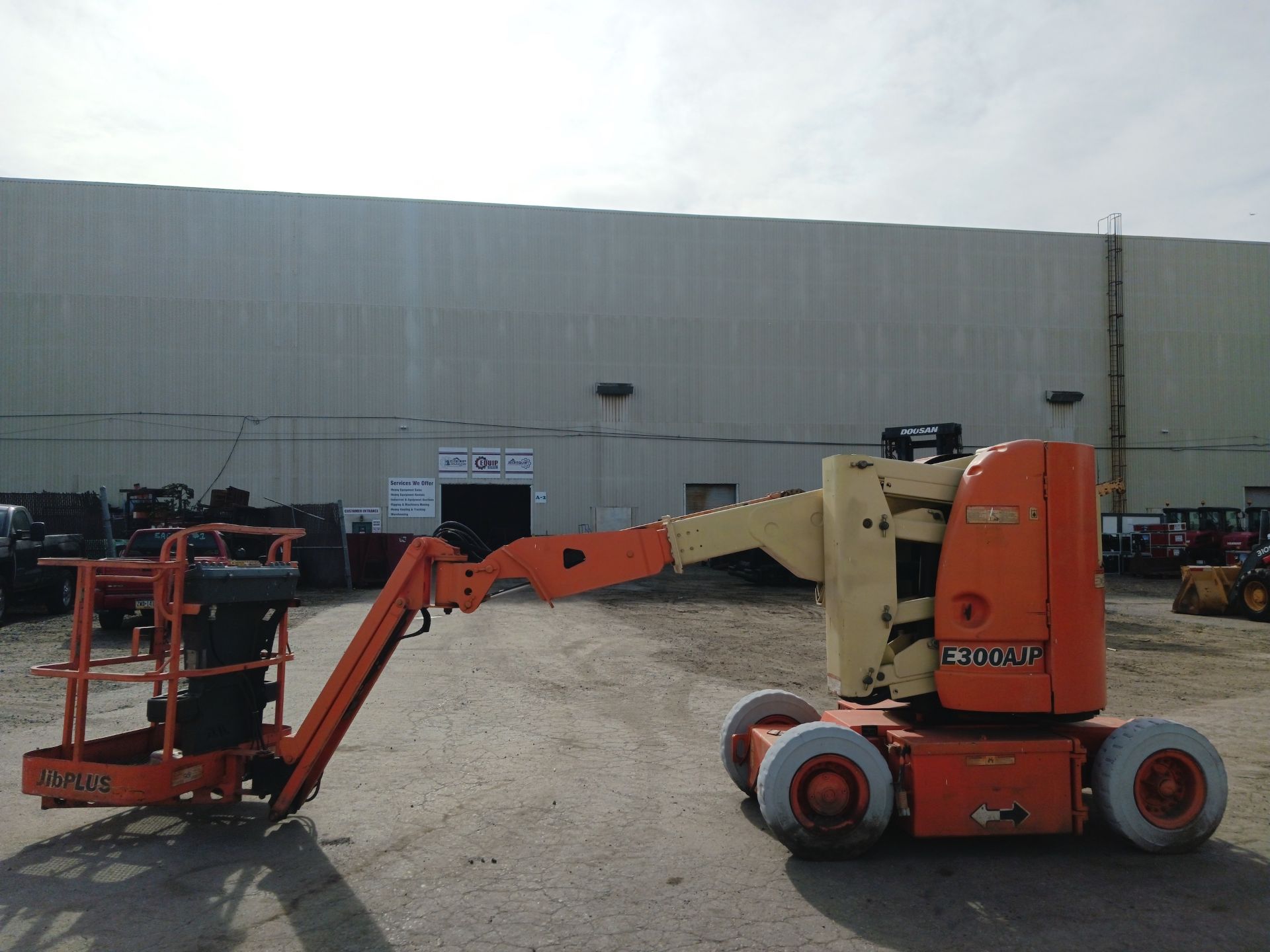 JLG E300AJP 30FT Electric Boom Lift - Image 4 of 10