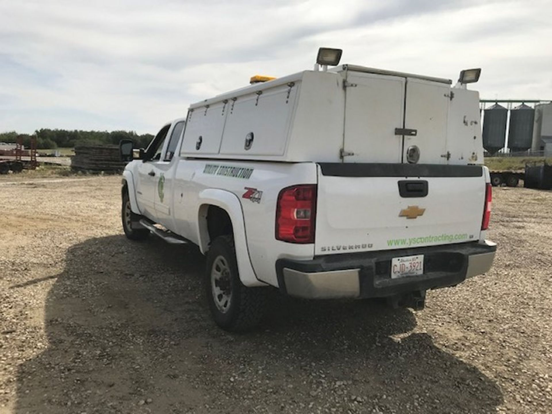 2012 GMC 2500 H.D. EXTENDED CAB, 4X4, 3/4 TON PICKUP SERVICE BODY WITH CENTER CENTER SLIDEOUT. - Image 4 of 7