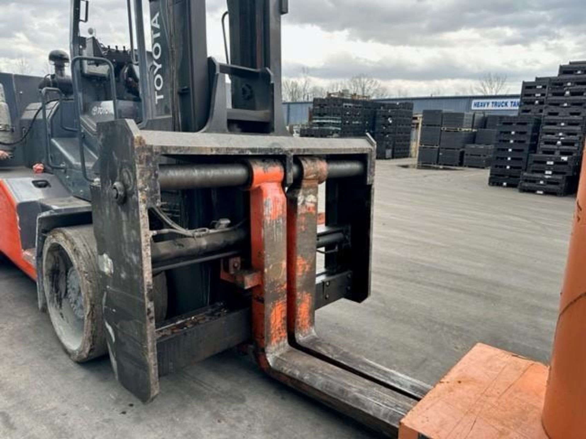 (2018) 55,000 LB. TOYOTA THDC5500-35 PROPANE FORKLIFT. - Image 8 of 20