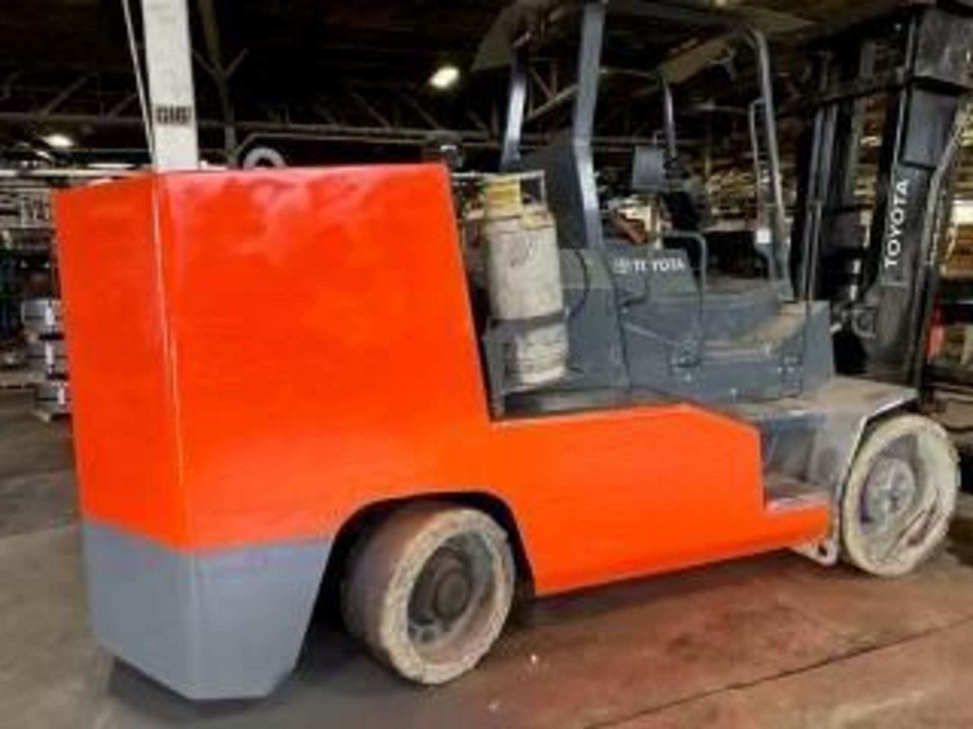 (2018) 55,000 LB. TOYOTA THDC5500-35 PROPANE FORKLIFT. - Image 13 of 20