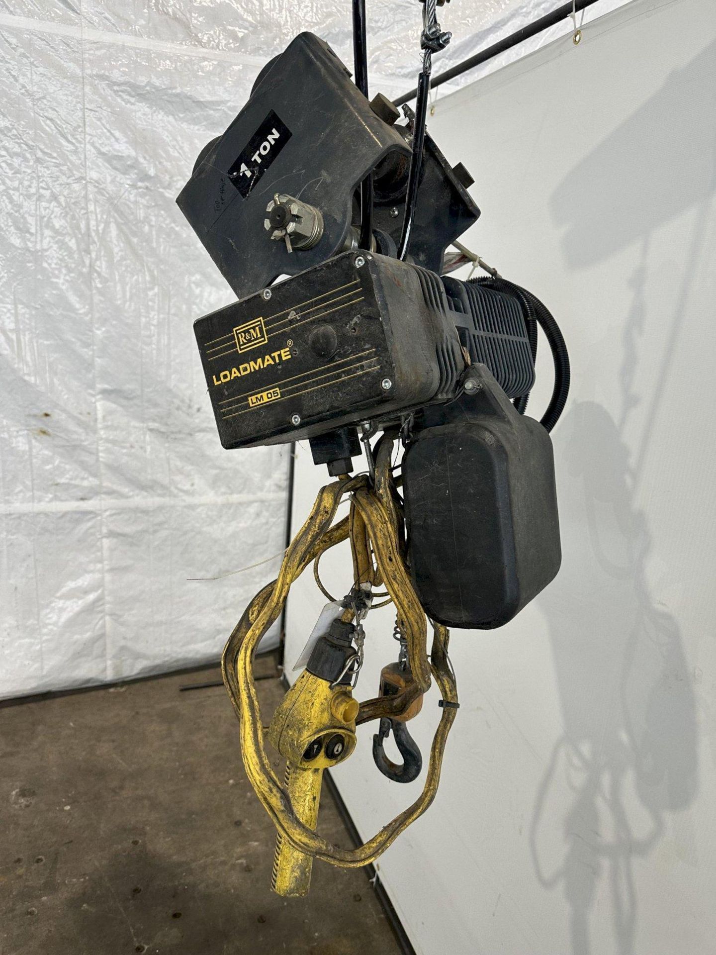 1/2 TON R&M LOADMATE POWERED CHAIN FALL HOIST. - Image 2 of 6