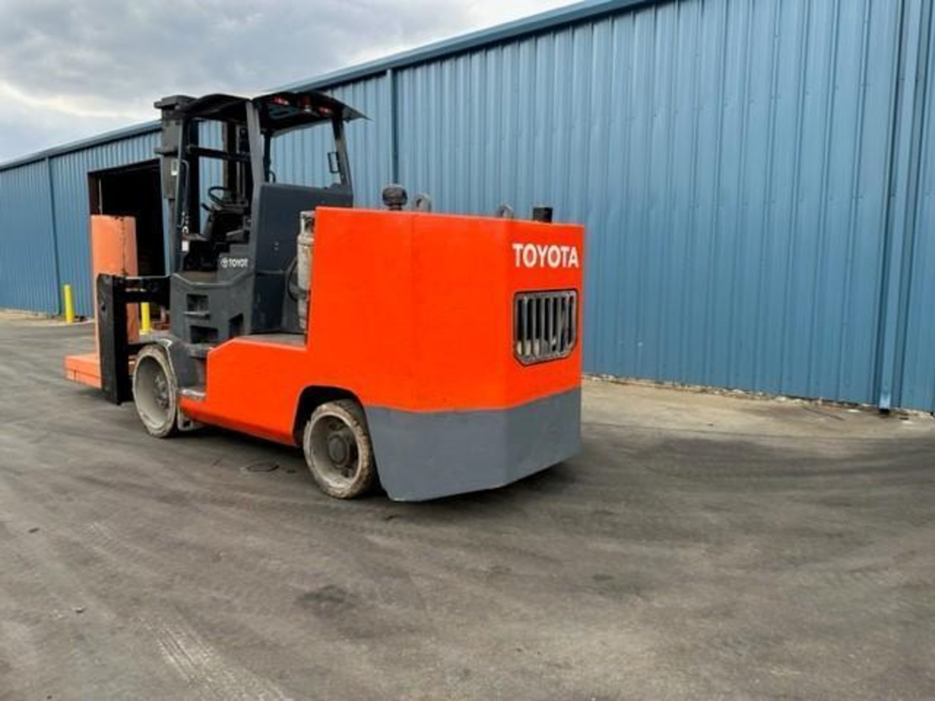(2018) 55,000 LB. TOYOTA THDC5500-35 PROPANE FORKLIFT. - Image 4 of 20