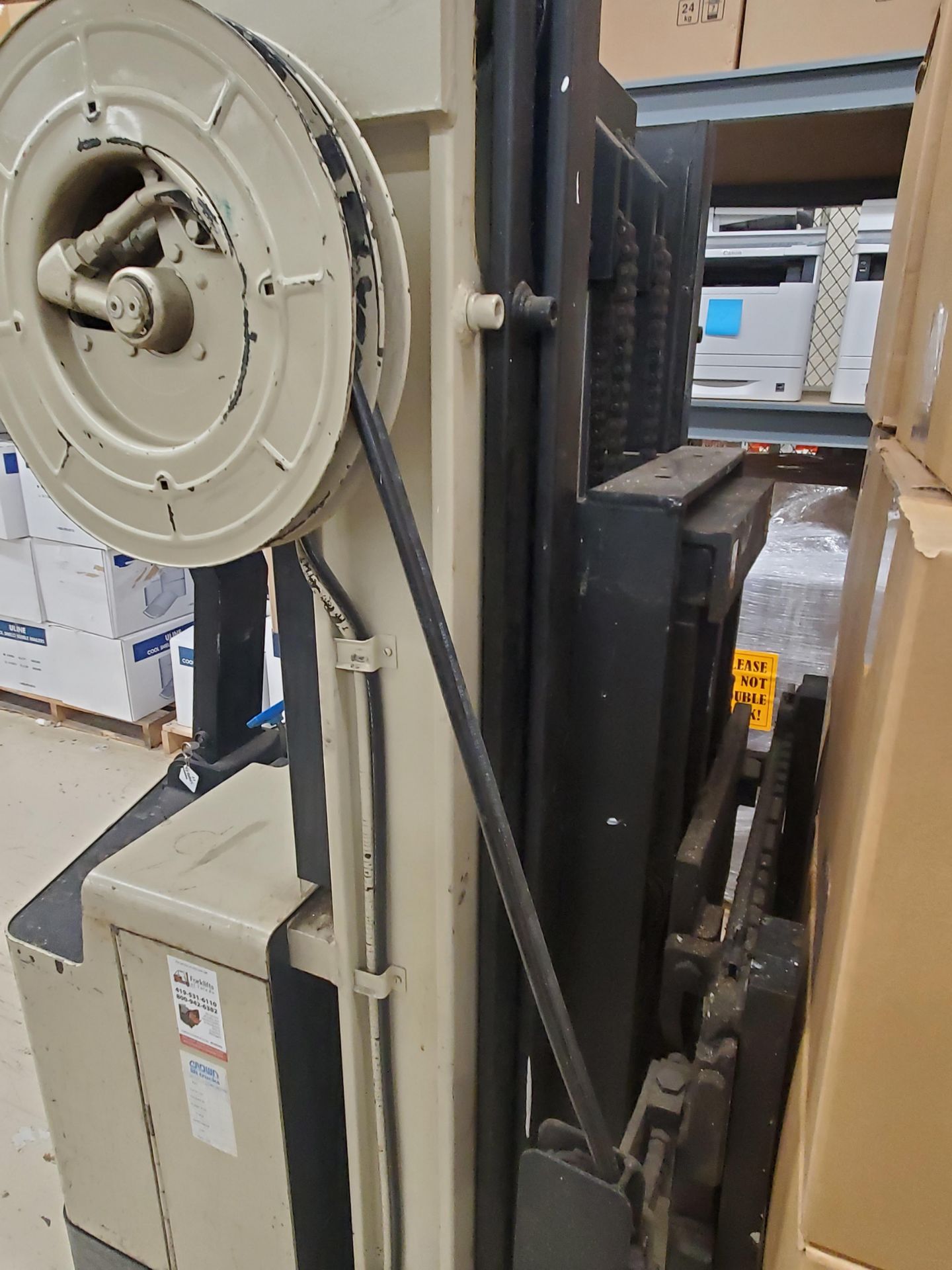 2,000 LB Crown Electric Lift w/ Charger ***DELAYED REMOVAL*** - Image 8 of 13