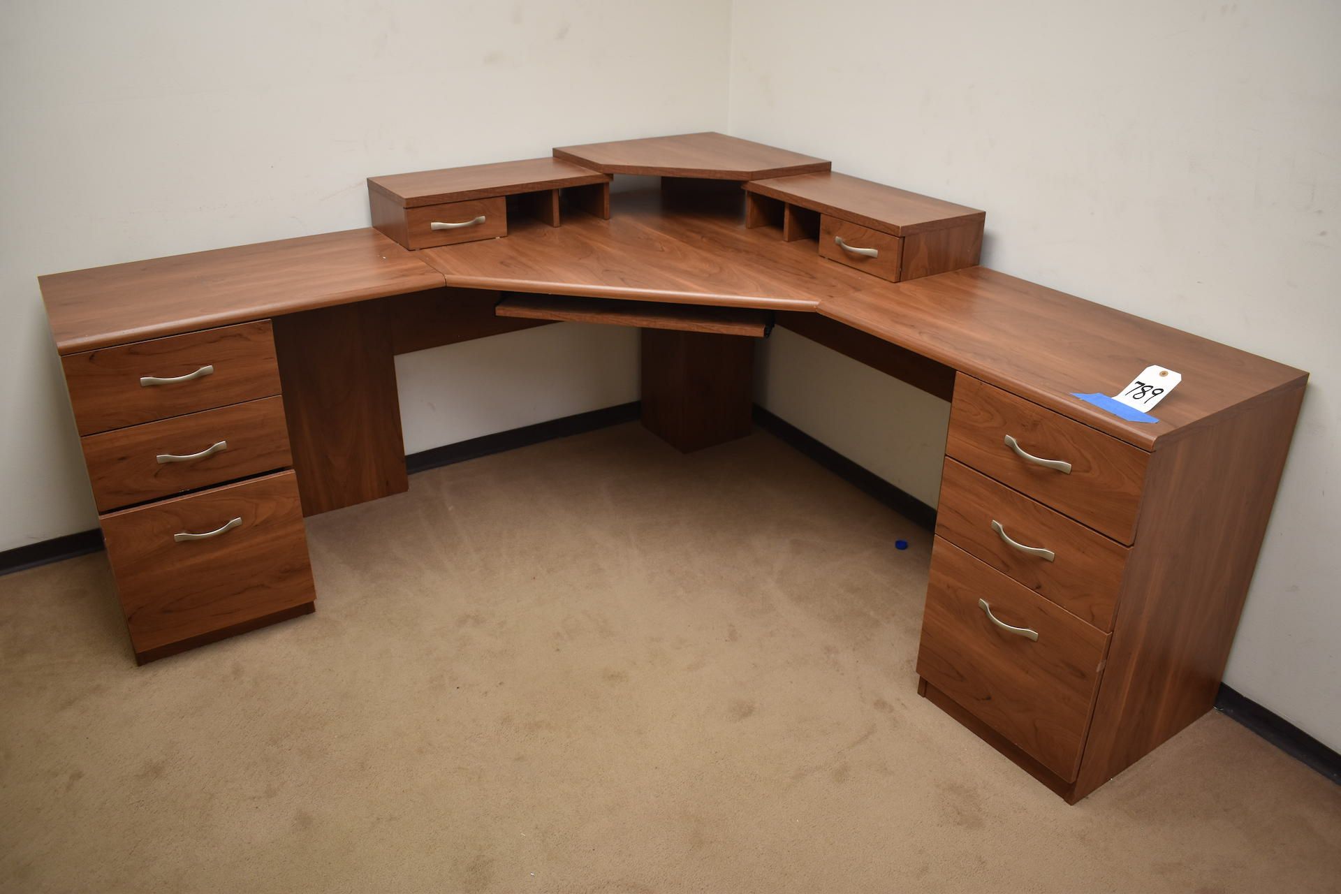 LOT: CORNER DESK, WITH CHAIR