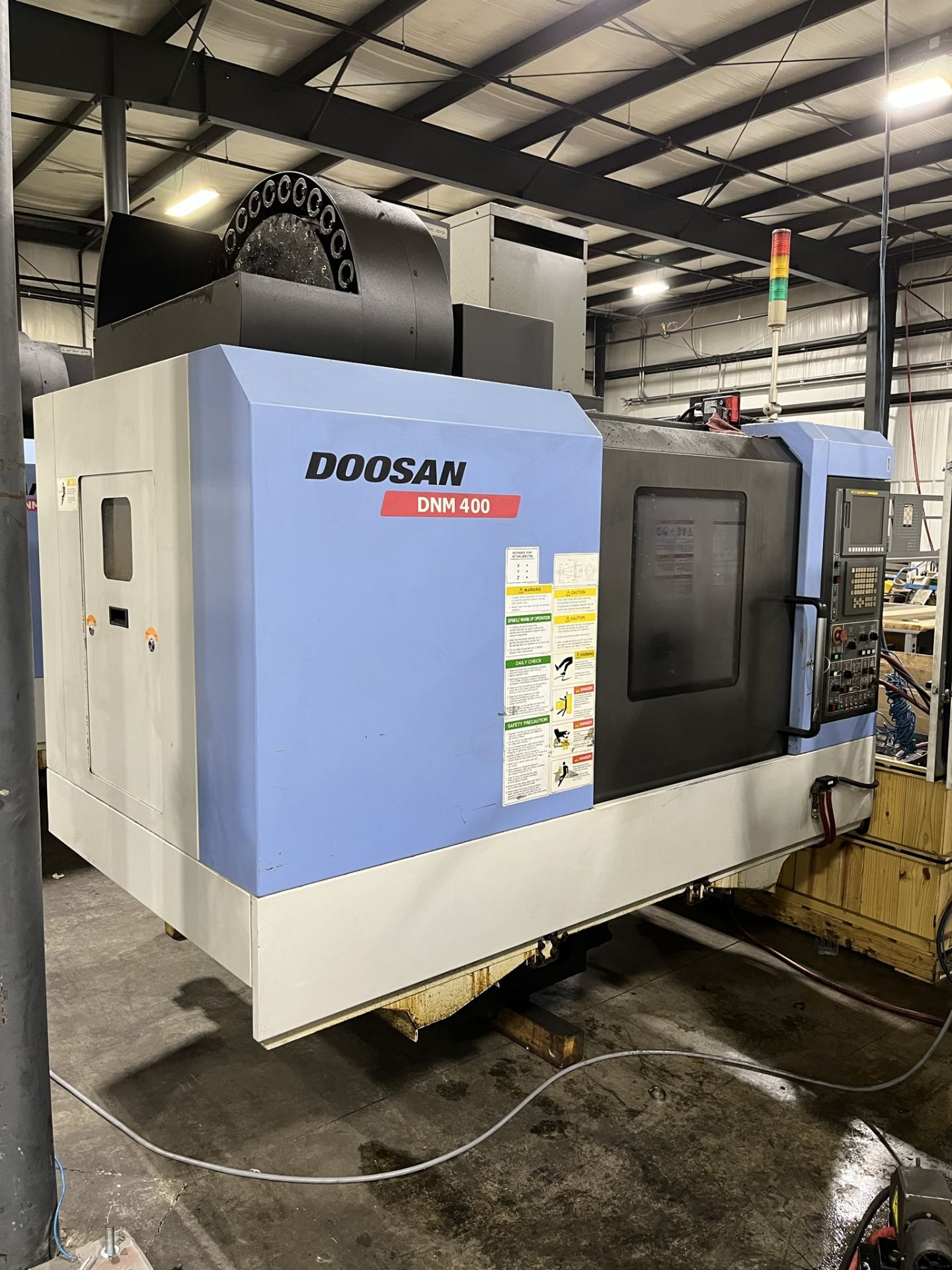 DOOSAN DNM400 VERTICAL MACHINING CENTER (2013) S/N MV0009000924, TABLE 36.2" X 17.1", TABLE LOAD - Image 5 of 7