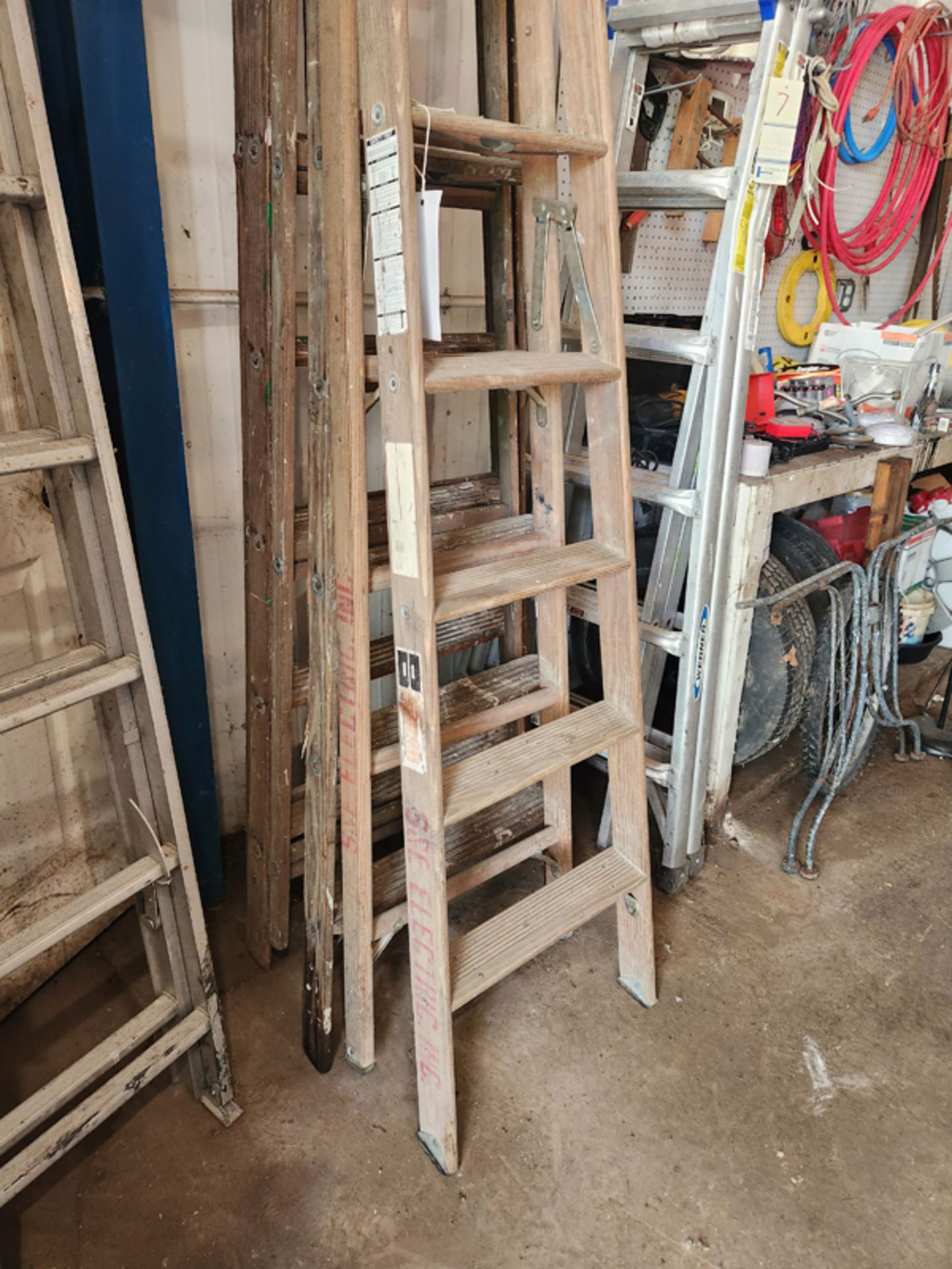 SET OF 3 WOODEN LADDERS - 6', 8' AND 10' - Image 2 of 3