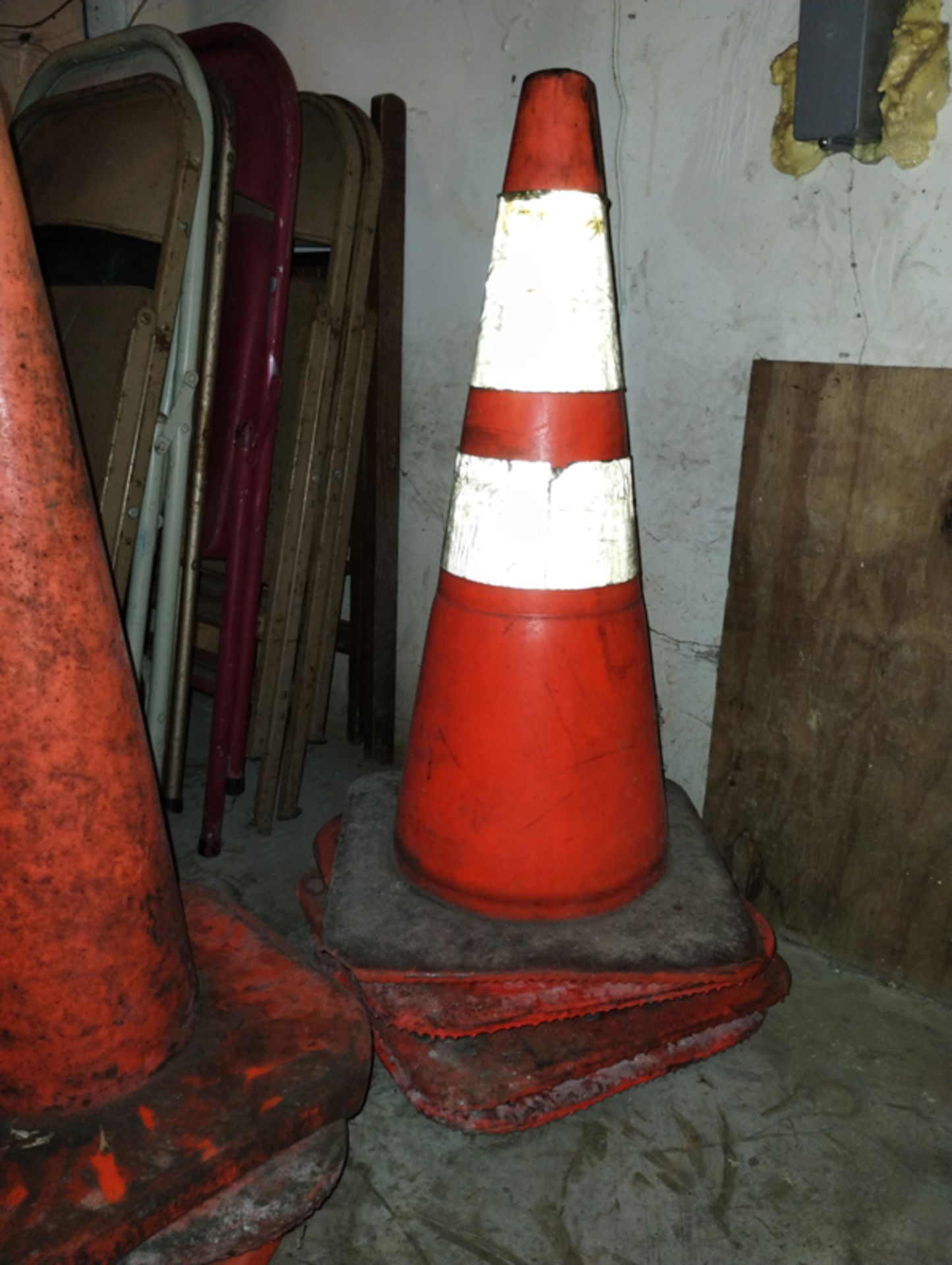 LOT OF ASSORTED SAFETY CONES - Image 4 of 4