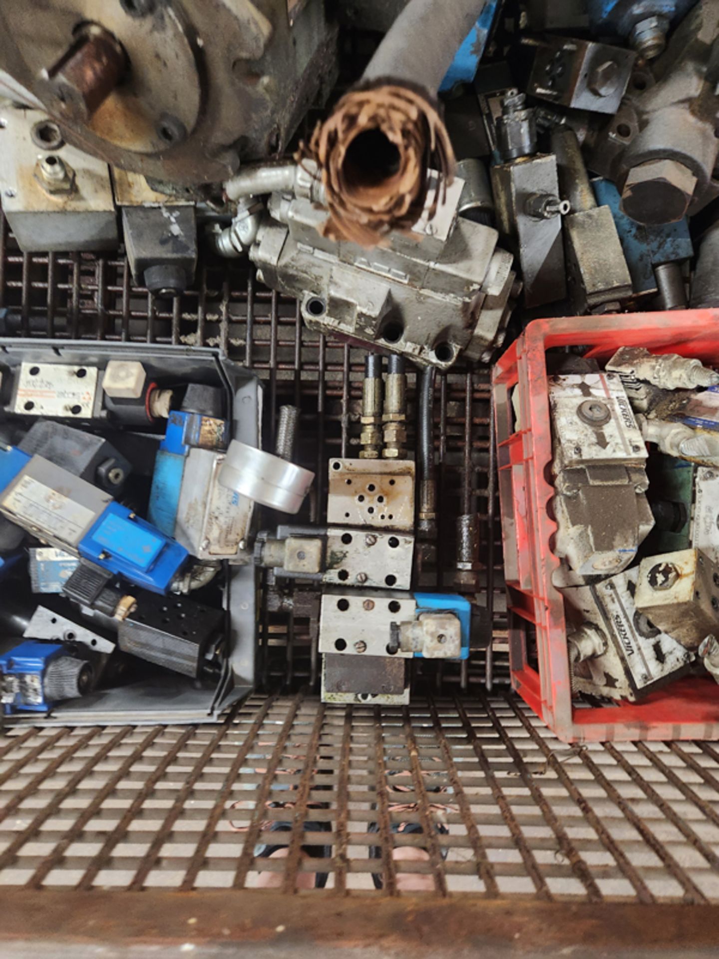 LARGE CRATE OF HYDRAULIC PUMPS AND VALVES - VICKERS, REXROTH, BOSCH, PARKER, RACINE, ETC - Image 4 of 14