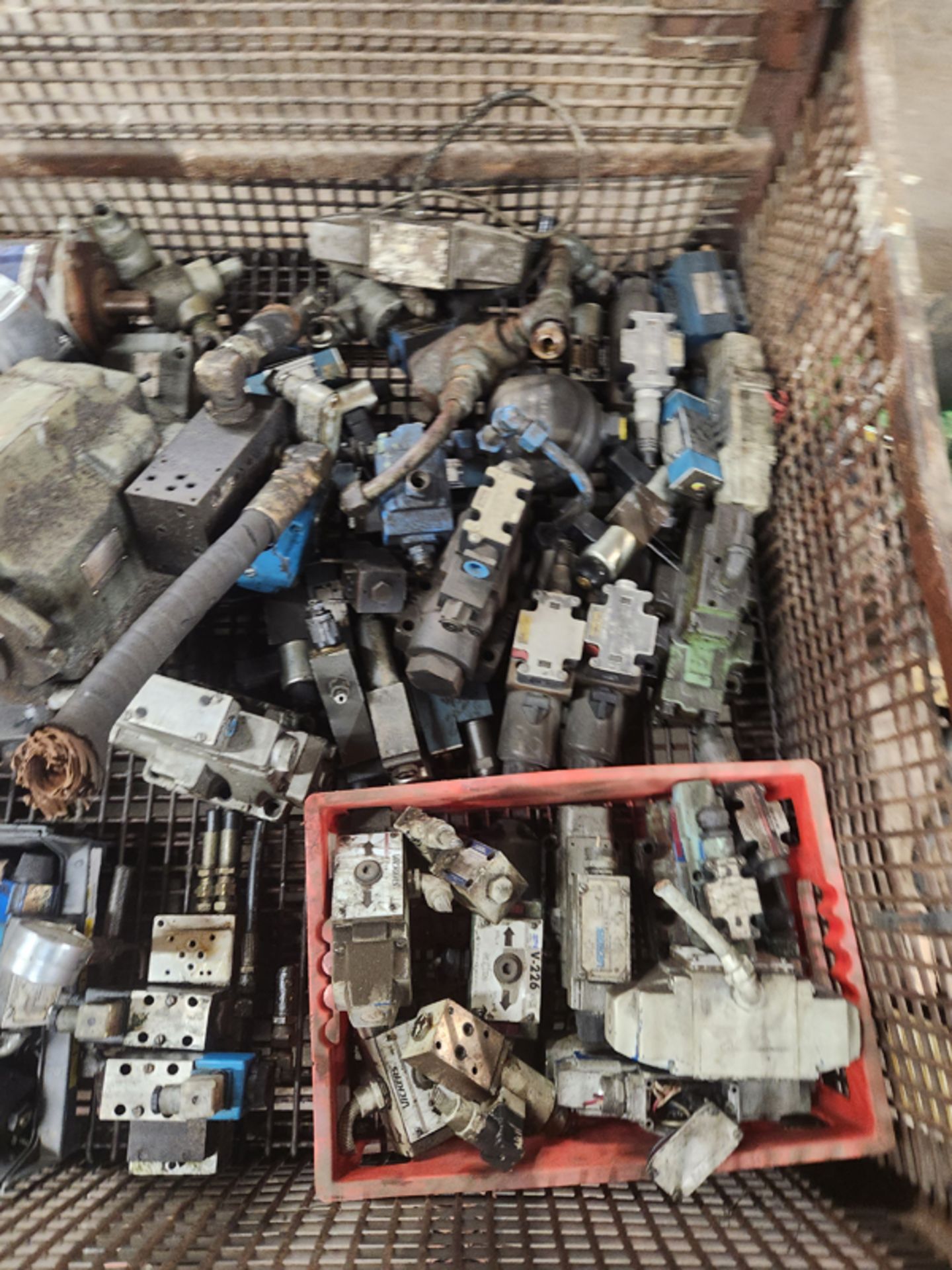 LARGE CRATE OF HYDRAULIC PUMPS AND VALVES - VICKERS, REXROTH, BOSCH, PARKER, RACINE, ETC - Image 5 of 14