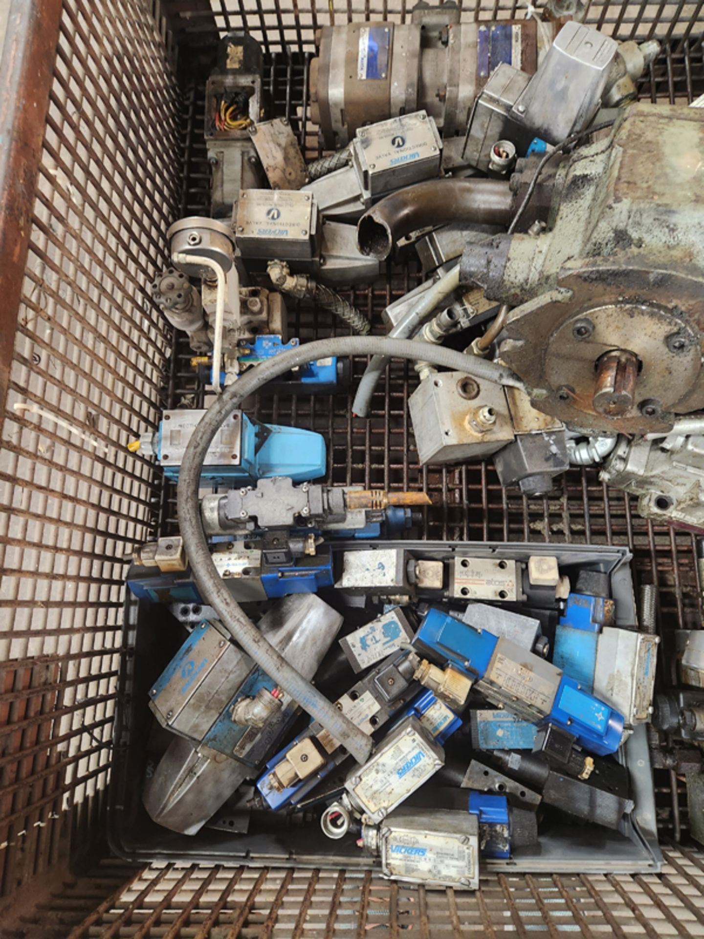 LARGE CRATE OF HYDRAULIC PUMPS AND VALVES - VICKERS, REXROTH, BOSCH, PARKER, RACINE, ETC - Image 3 of 14