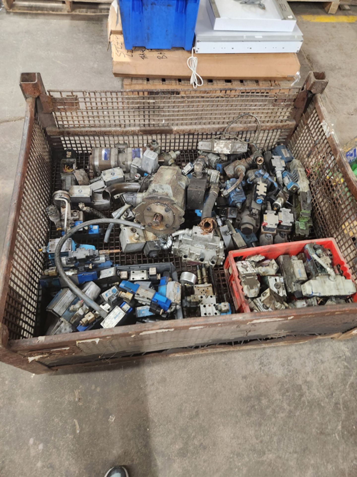 LARGE CRATE OF HYDRAULIC PUMPS AND VALVES - VICKERS, REXROTH, BOSCH, PARKER, RACINE, ETC - Image 2 of 14
