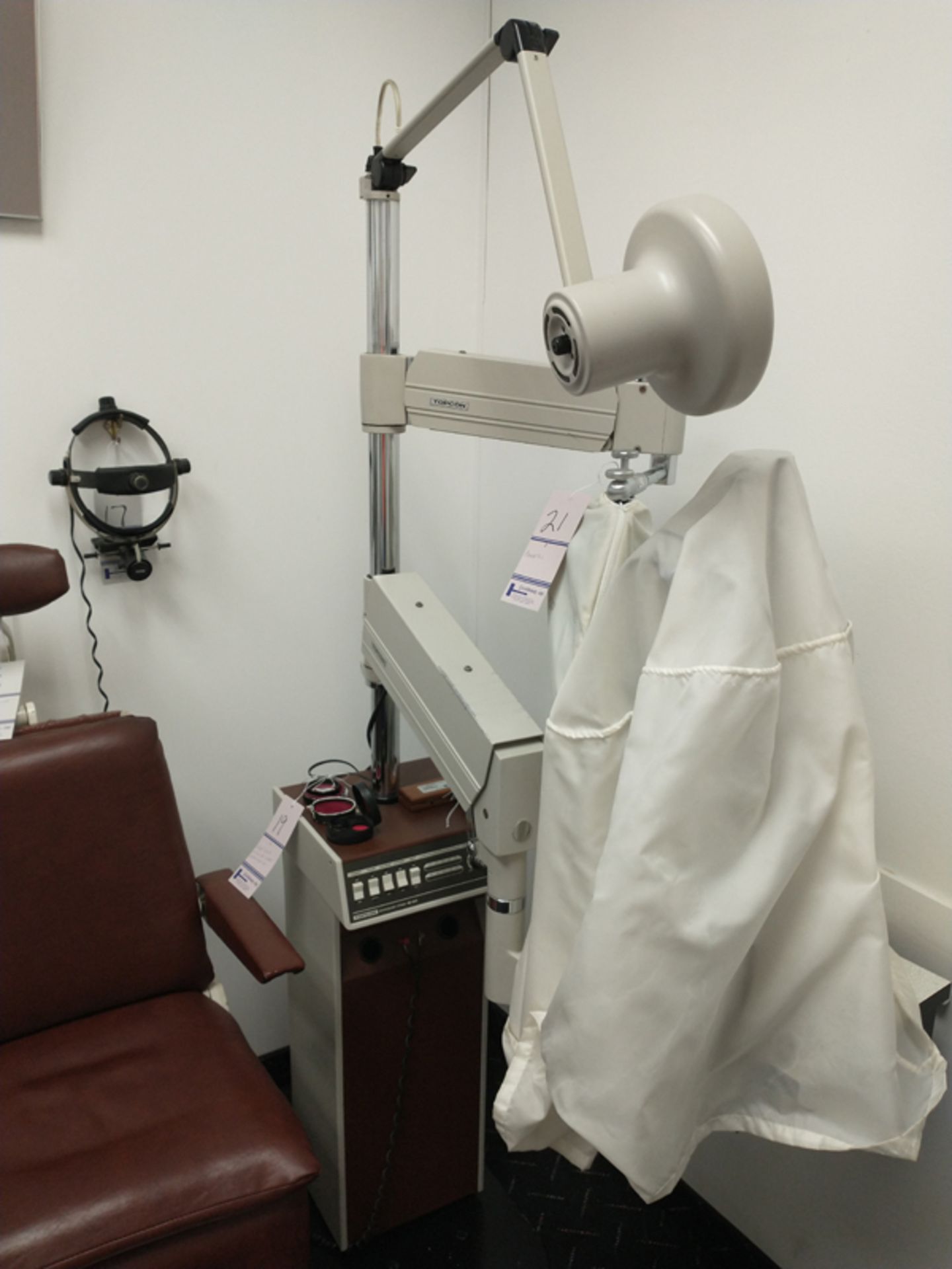 TOPCON IS-50 OPHTHALMIC INSTRUMENT STAND 0U-150 SYSTEM UNIT - NO INSTRUMENTS - Image 4 of 5