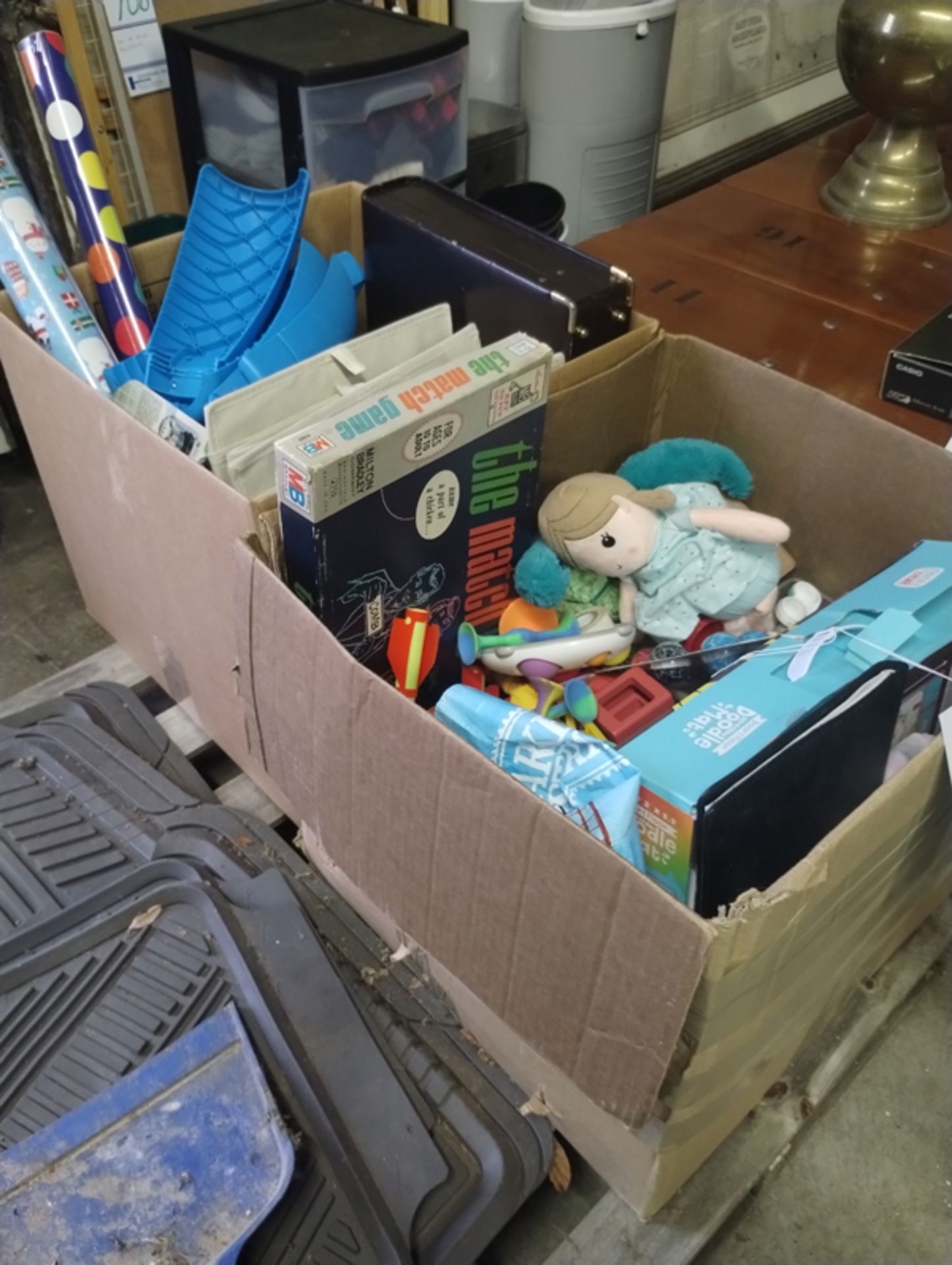 LOT OF ASSORTED TOYS AND MISC HOUSEHOLD - Image 2 of 8