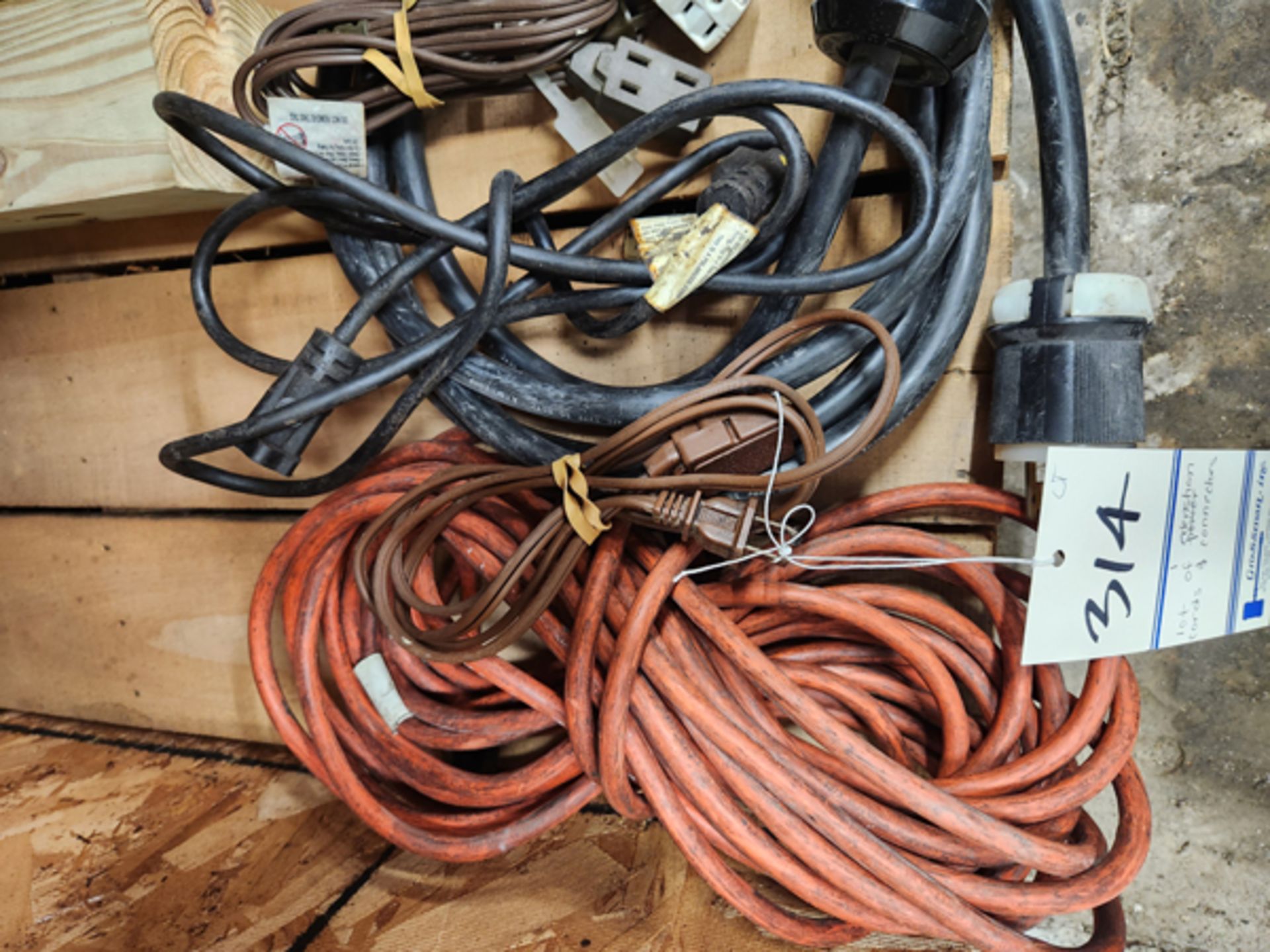 LOT OF EXTENSION CORDS AND CONNECTORS - Image 3 of 4