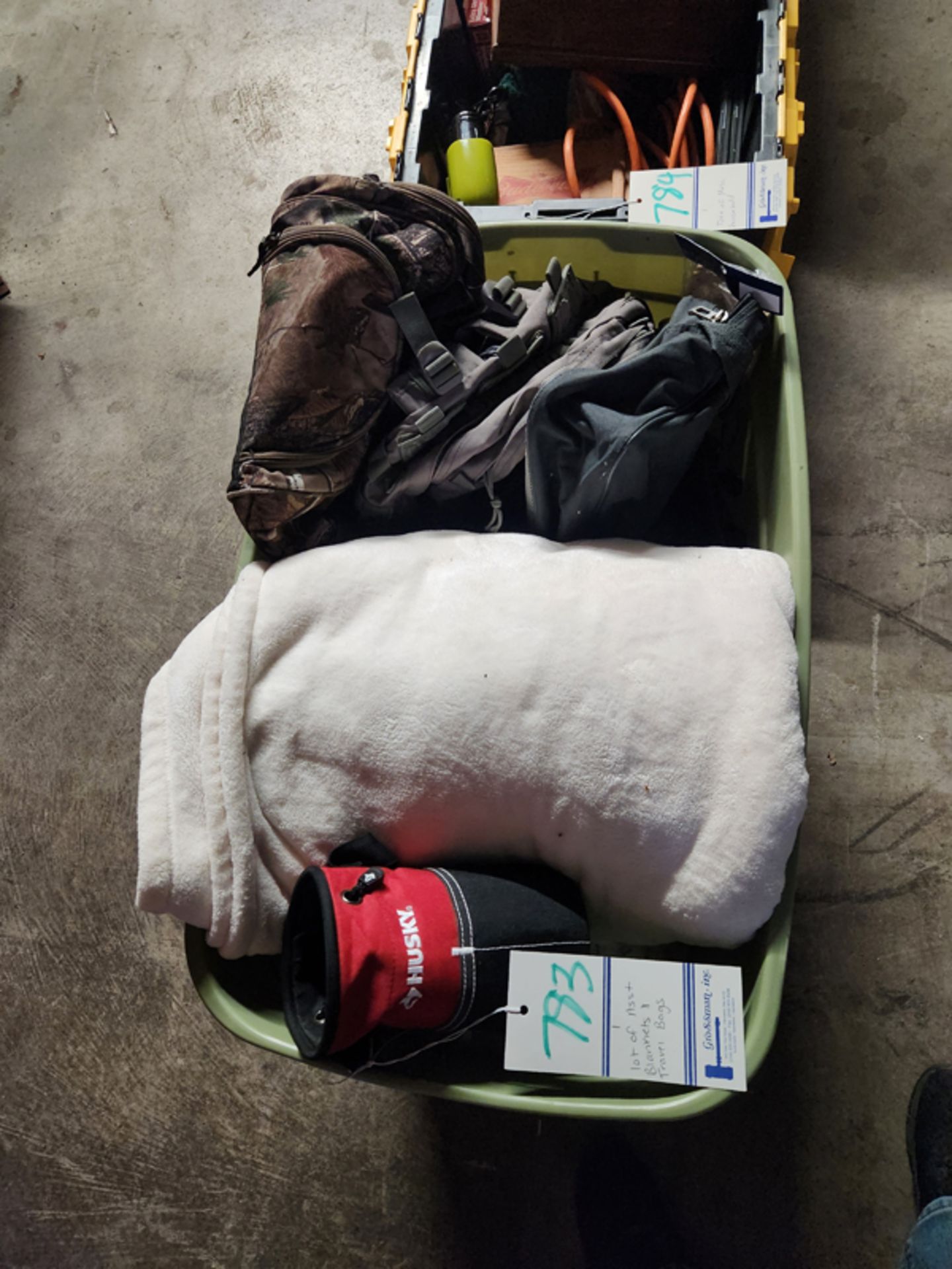 LOT OF ASSORTED BLANKETS AND TRAVEL BAGS - Image 2 of 2