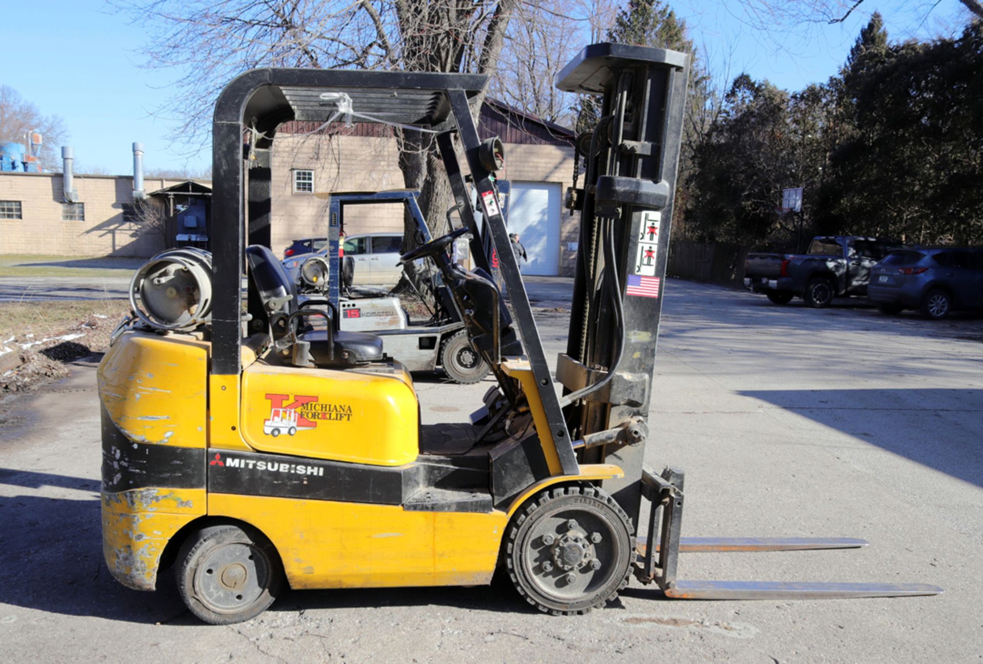 MITSUBISHI MODEL FG25YK 4000 LB LP GAS FORK LIFT, SIDE SHIFT, 3-STAGE MAST, 48" FORKS, 7500 HOURS - Image 4 of 13