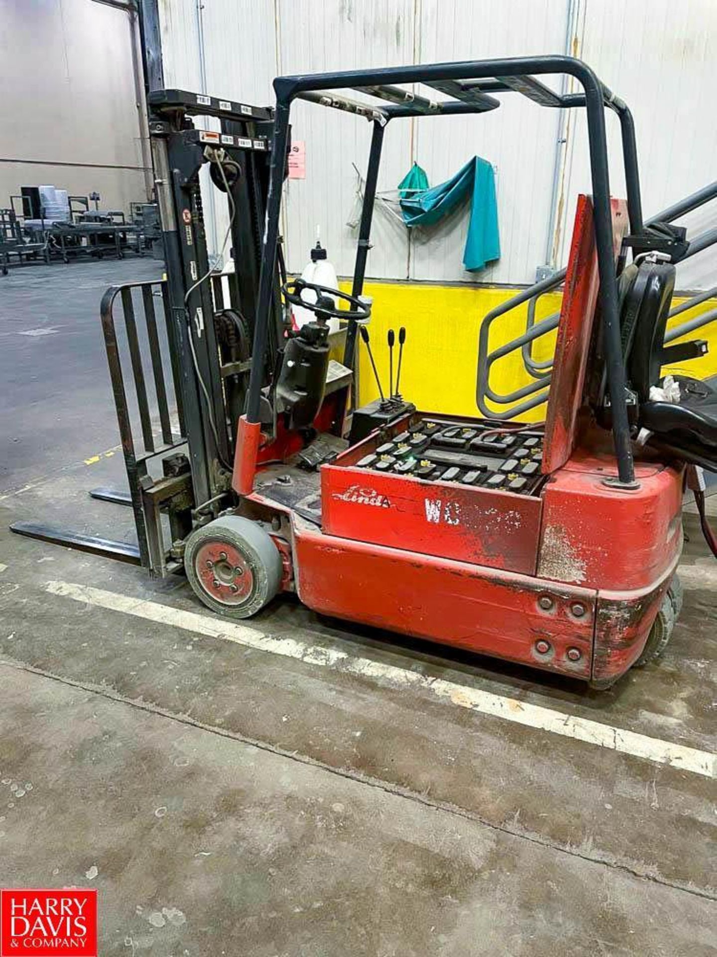 Linde/Baker Electric Fork Truck, Model: E15S , S/N: 324F03333916 with Hobart Battery Mate Charger