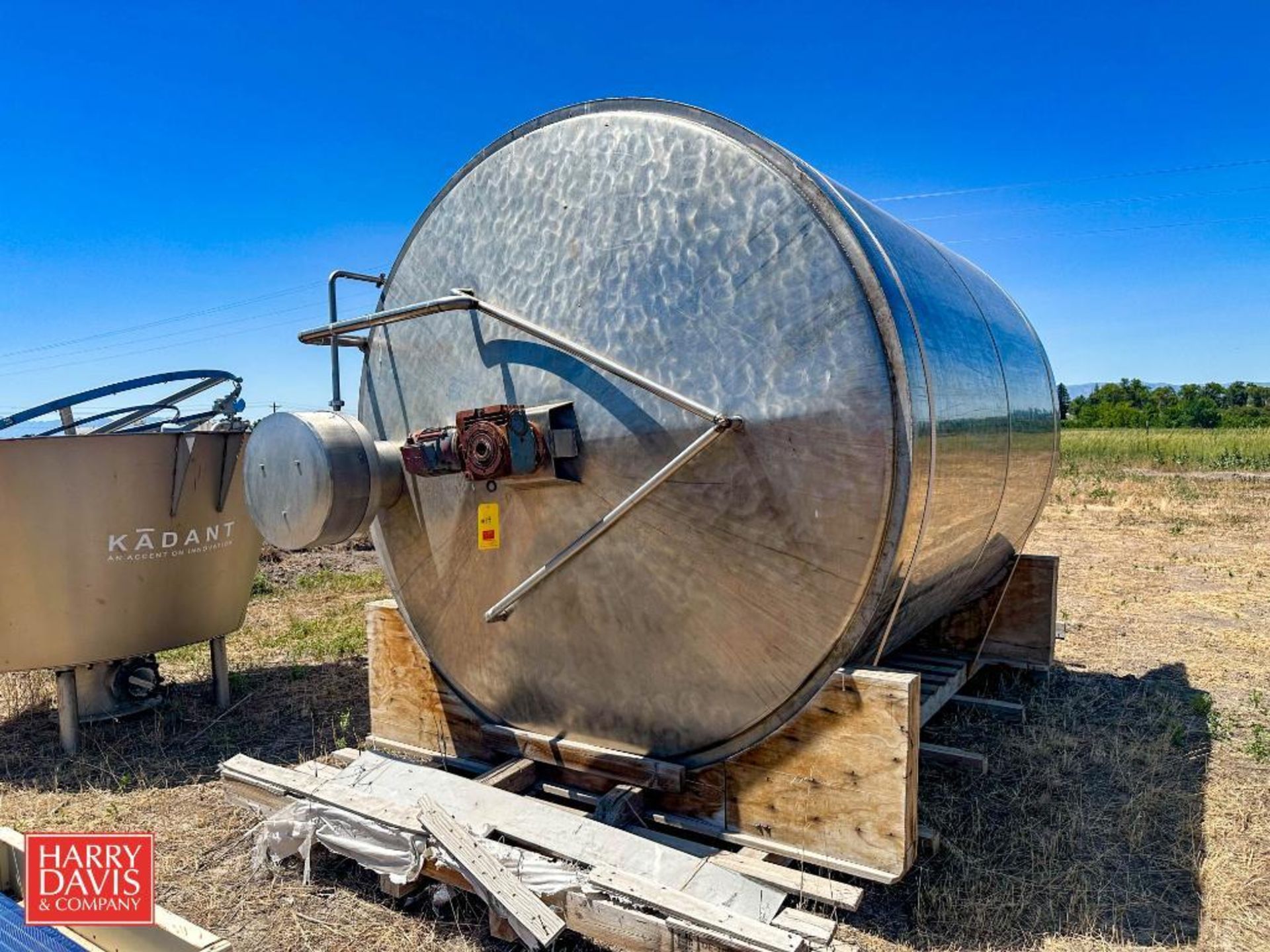 7,500 Gallon S/S Tank with Vertical Agitation - Rigging Fee: $750 - Image 3 of 9