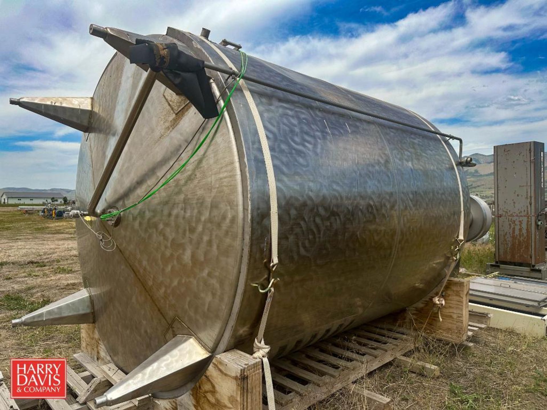 7,500 Gallon S/S Tank with Vertical Agitation - Rigging Fee: $750 - Image 2 of 9