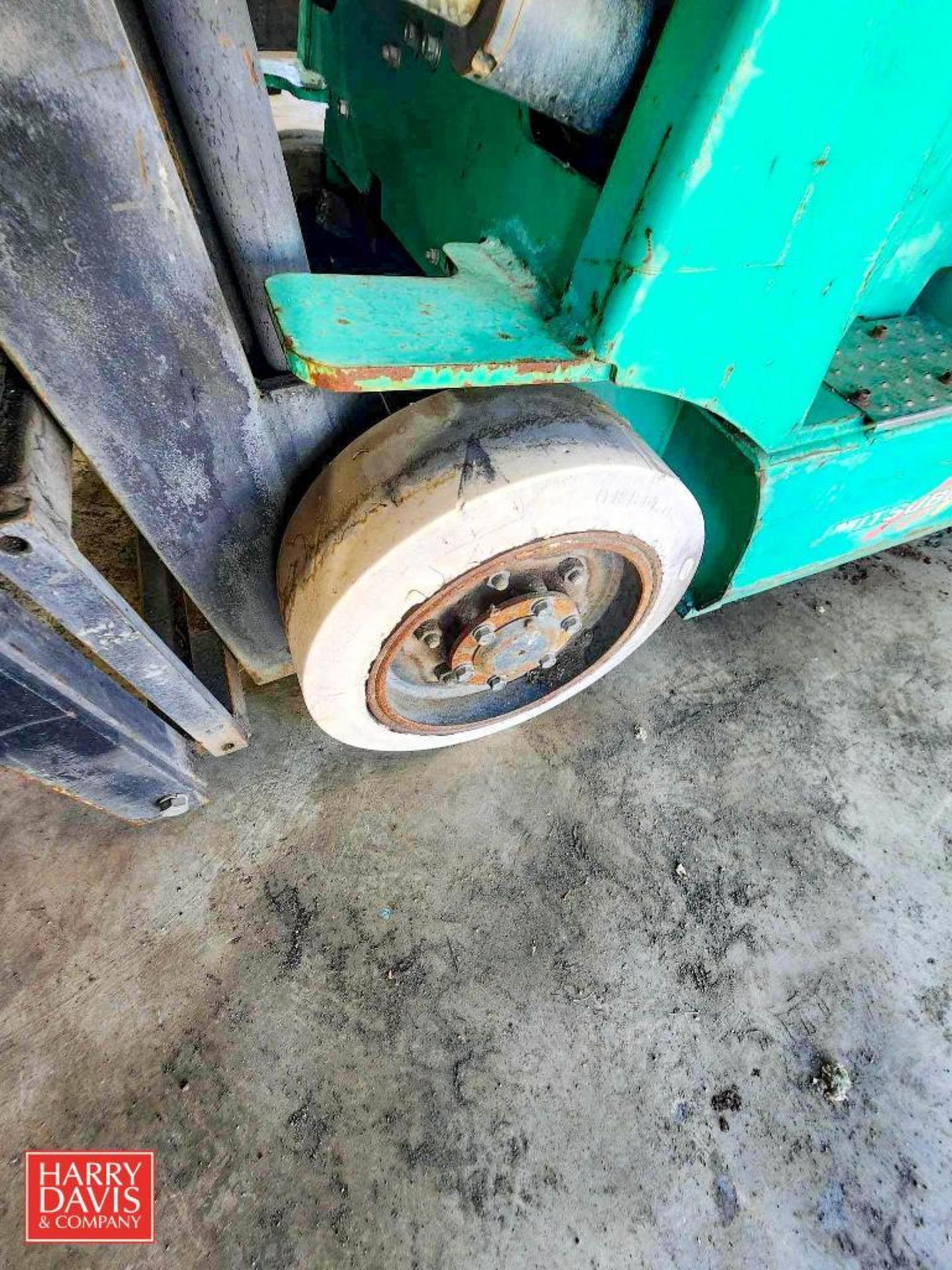 Mitsubishi 2,650 LB Capacity Sit-down Forklift, Model: 2FBC18, S/N: A2BC1-60149 - Rigging Fee: $350 - Image 14 of 14