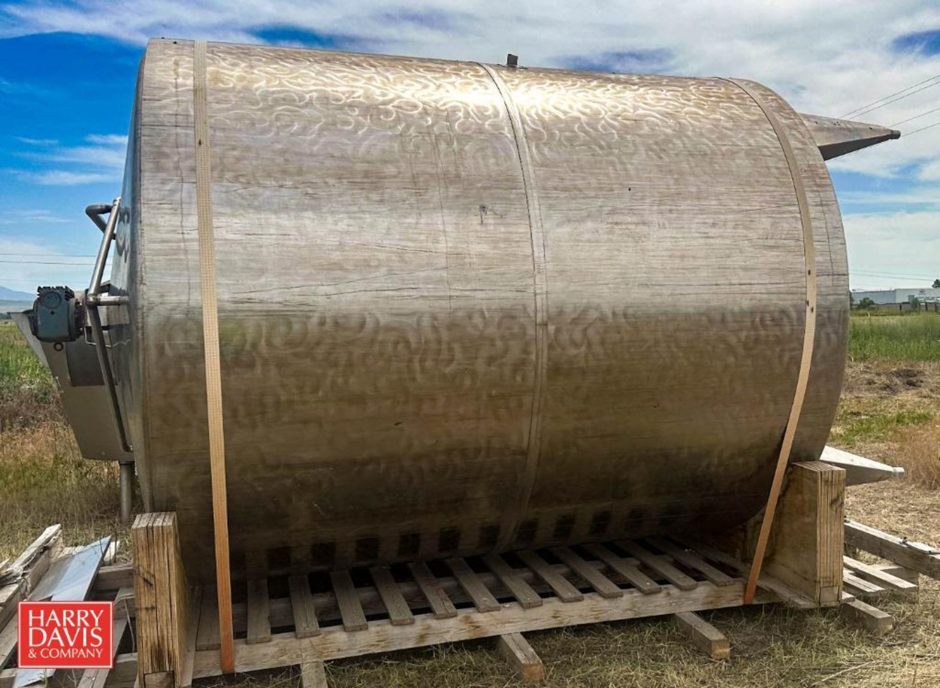 7,500 Gallon S/S Tank with Vertical Agitation - Rigging Fee: $750 - Image 5 of 9